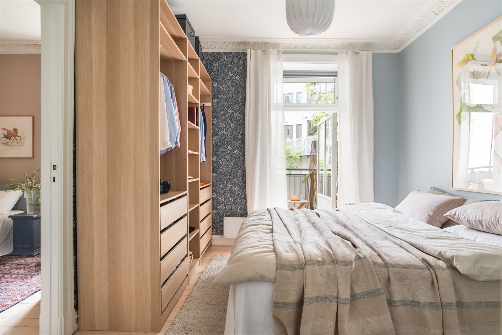 God plass til dobbeltseng og stor garderobe. Galleribilde