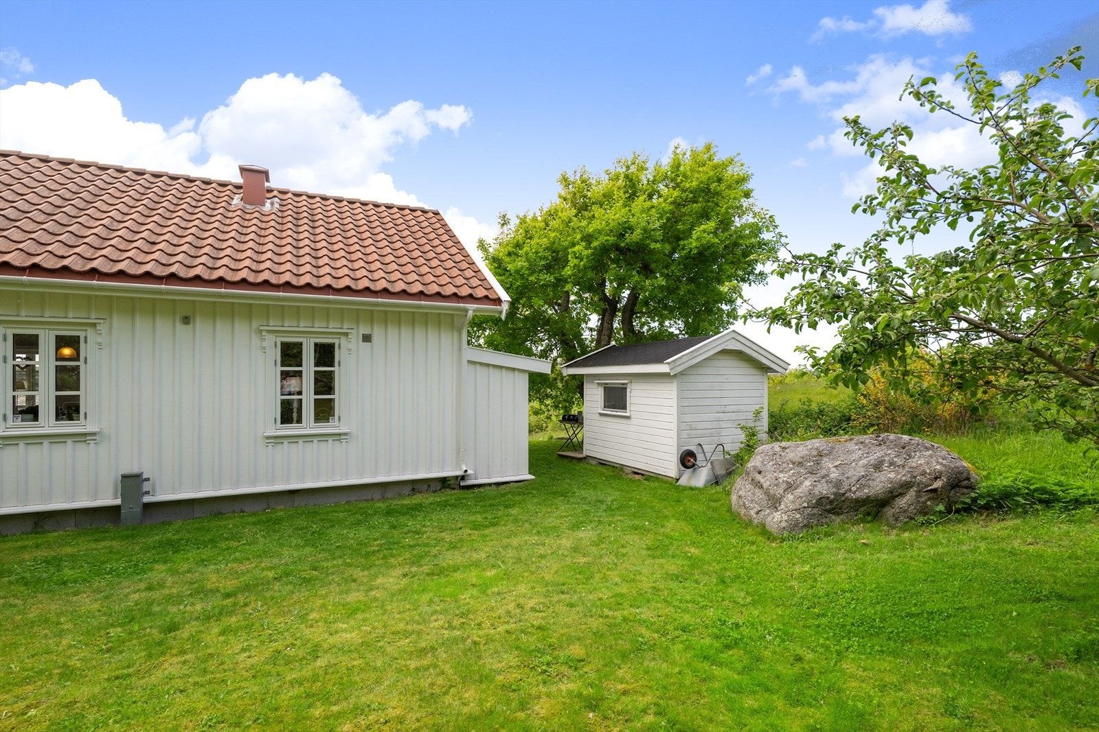 På tomten står en frittstående bod på 5 m², oppført i 2014. Galleribilde