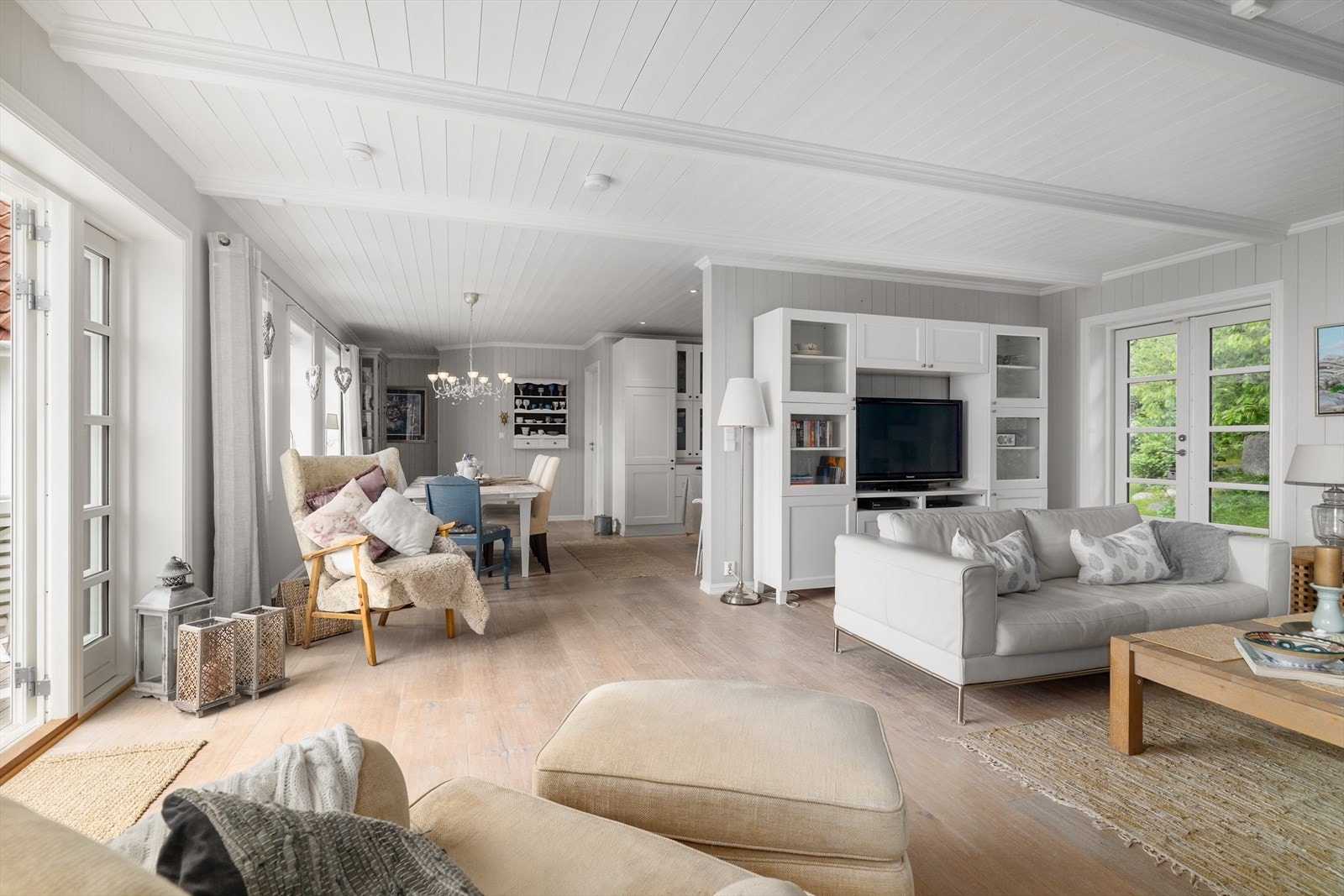 Den romslige stuen har god plass til både sofagruppe og spisebord. Galleribilde