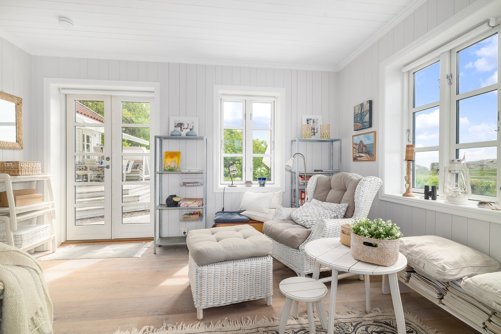 Rommet har egen utgang til uteområdet. Galleribilde