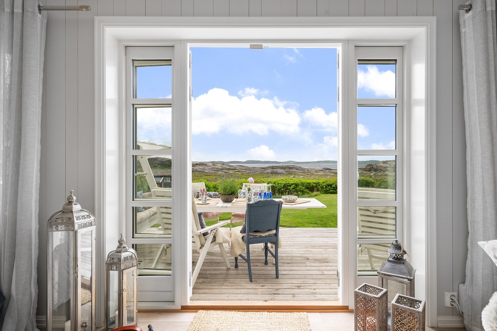 Store dører med 2-lags glass åpner opp mot terrassen og slipper naturen inn. Galleribilde