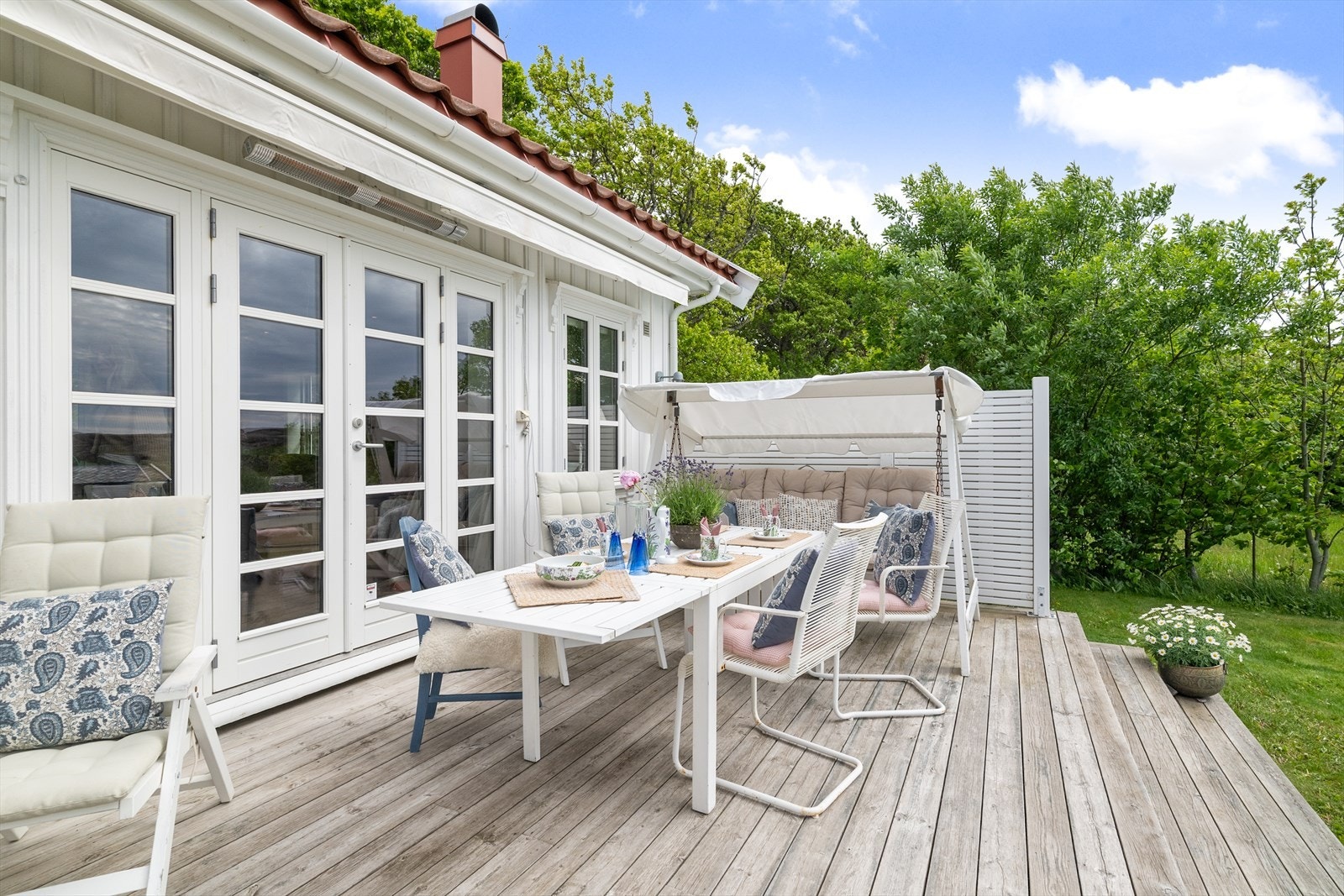 God plass til spisebord på terrassen. Galleribilde