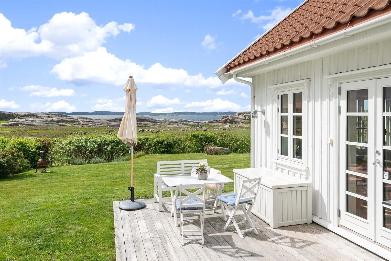 En usjenert uteplass med utsikt mot havet. Galleribilde