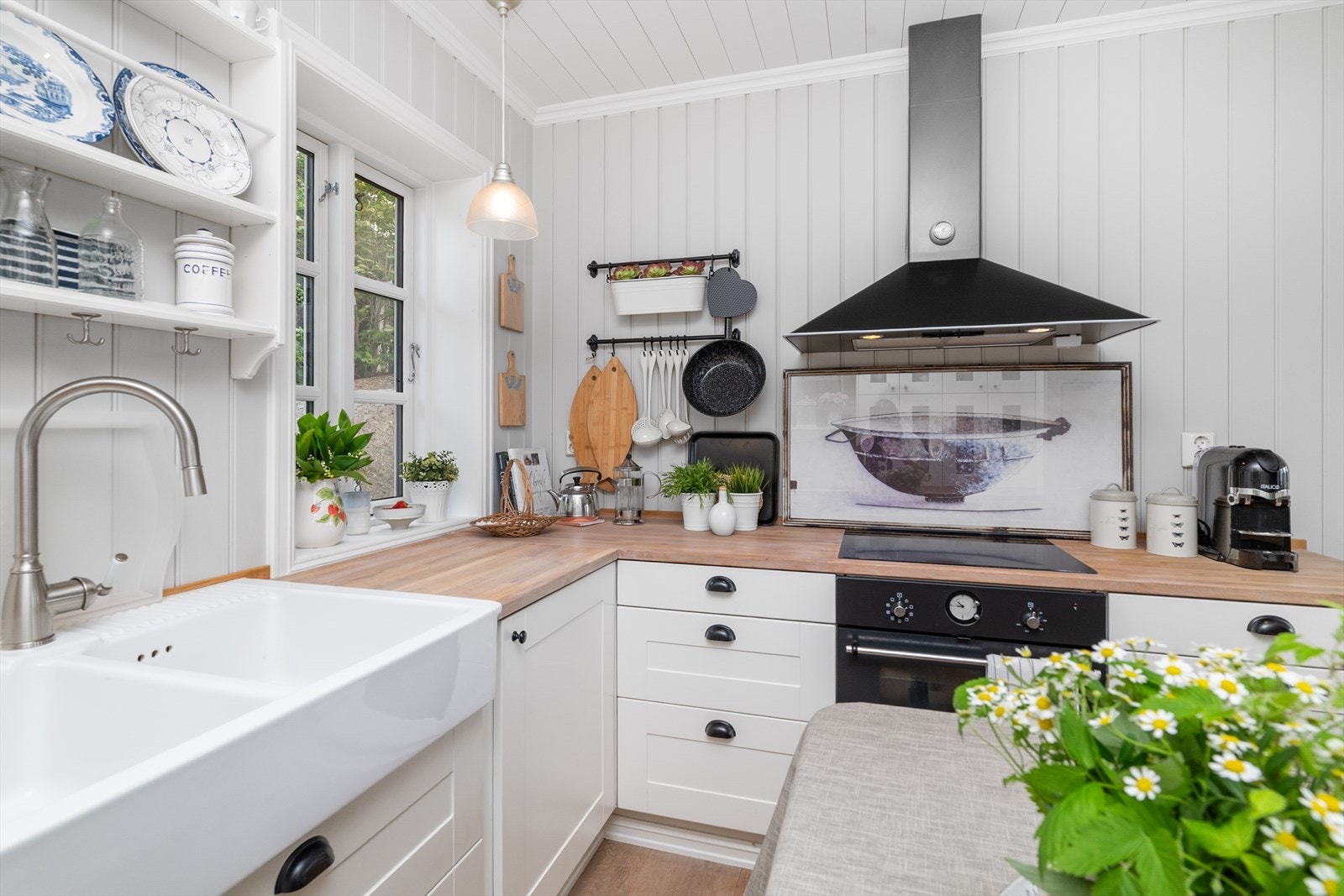 Kjøkkenventilator med avtrekk direkte ut sikrer godt inneklima under matlaging. Galleribilde