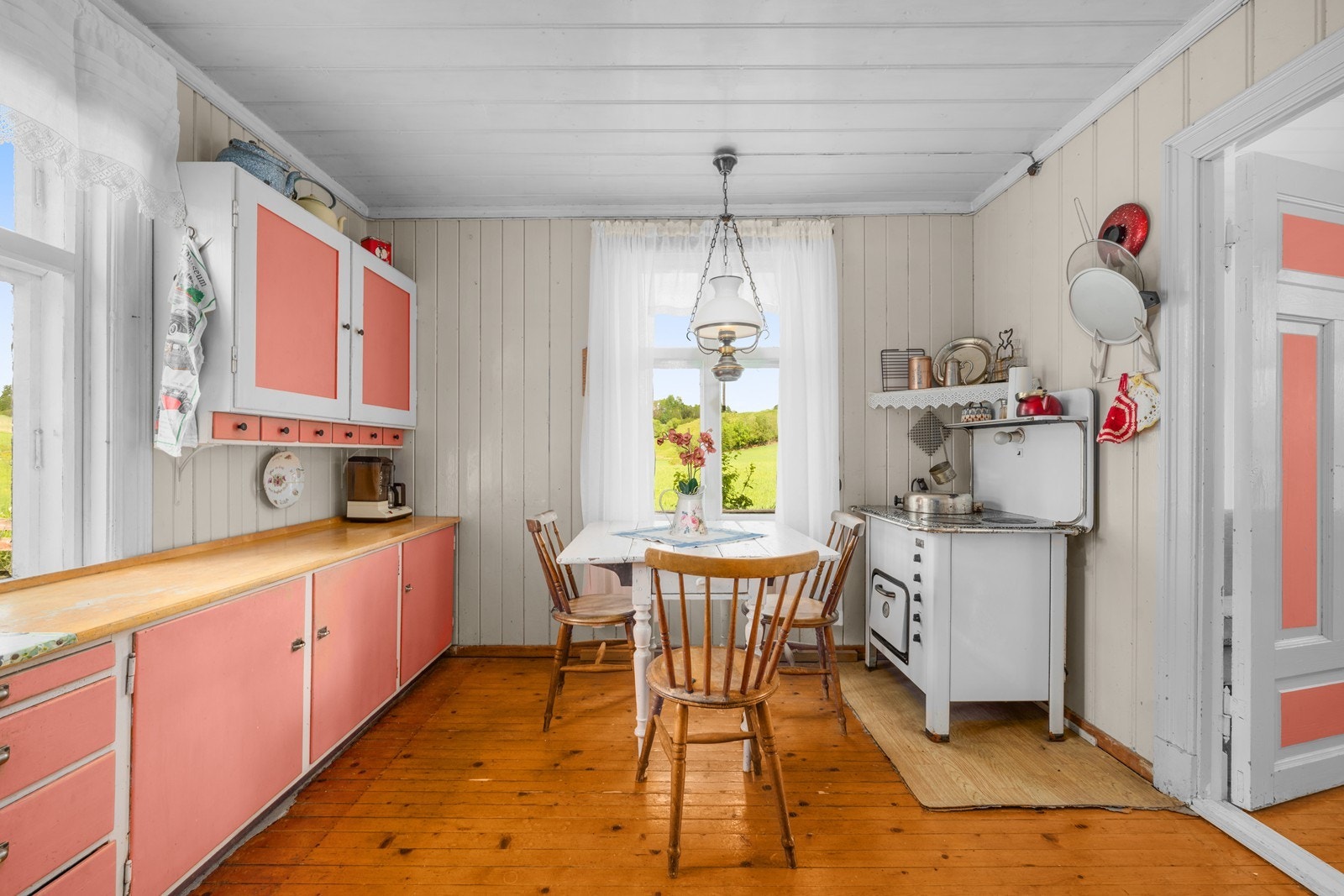 Kjøkken med plass til spisebord. Galleribilde