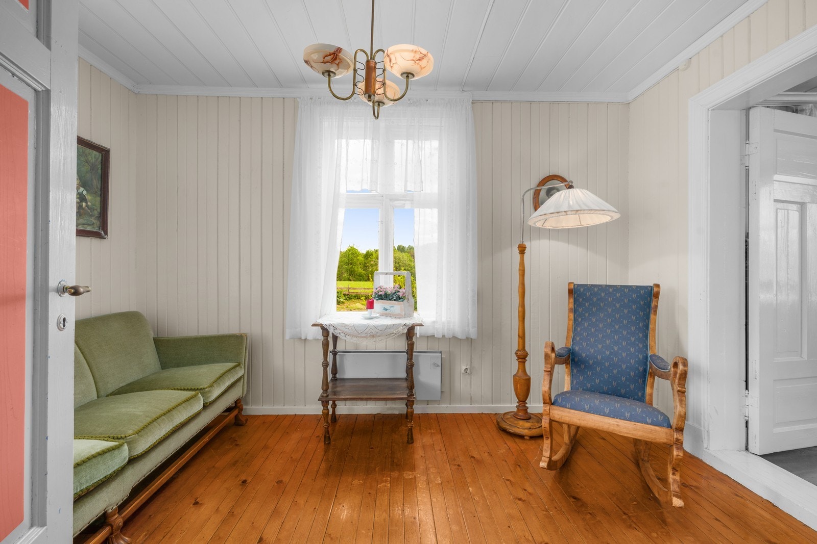Lysmalt stue gjør innredningen enkel. Galleribilde