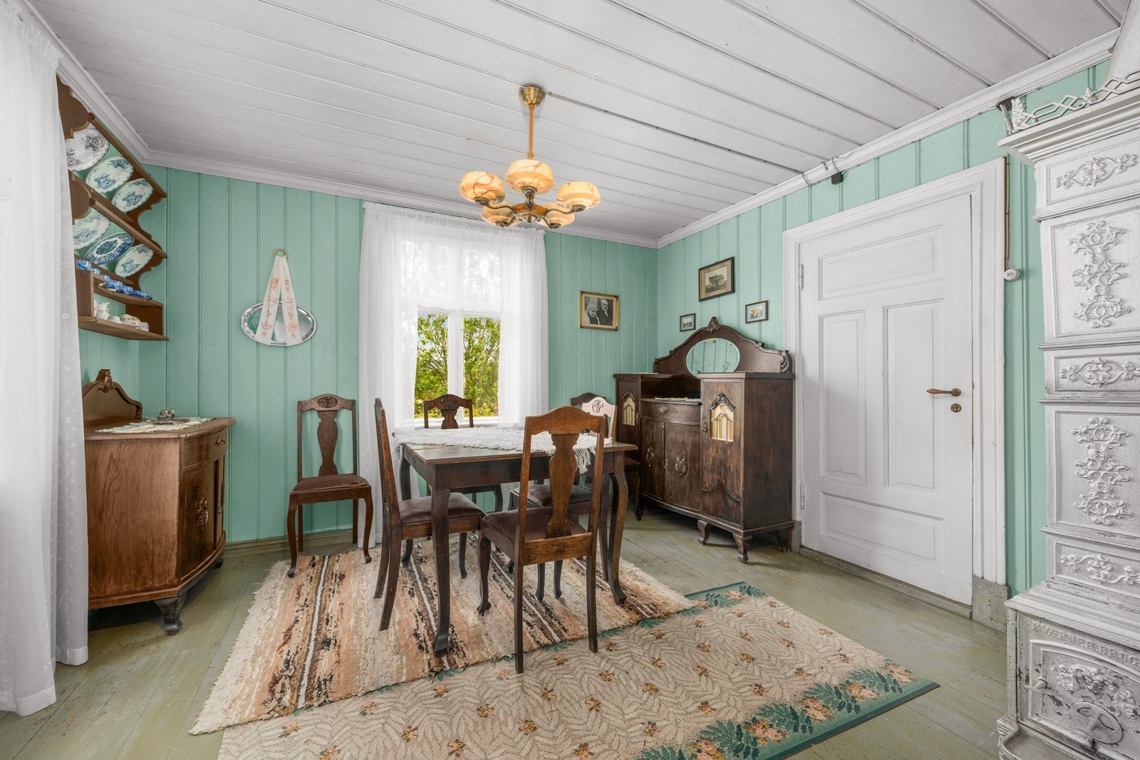 Spisestuen i en nydelig minttone. Ferdig innredet til både hverdagsmiddag og selskap. Galleribilde