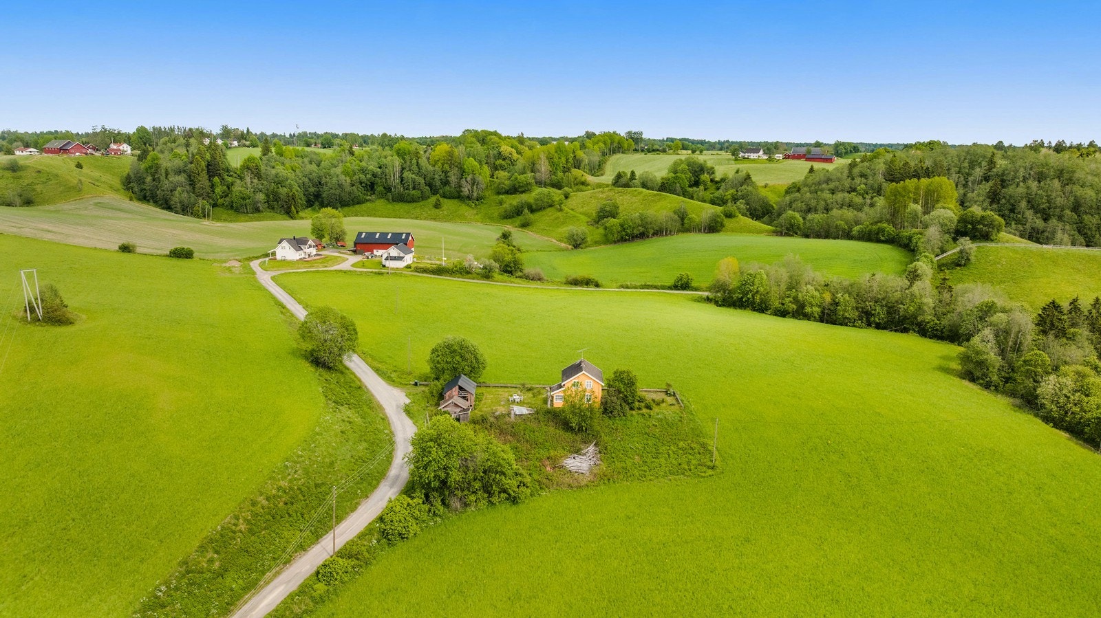 Fra eiendommen er det kort vei til servicetilbud, skoler, barnehager og Gardermoen. Galleribilde