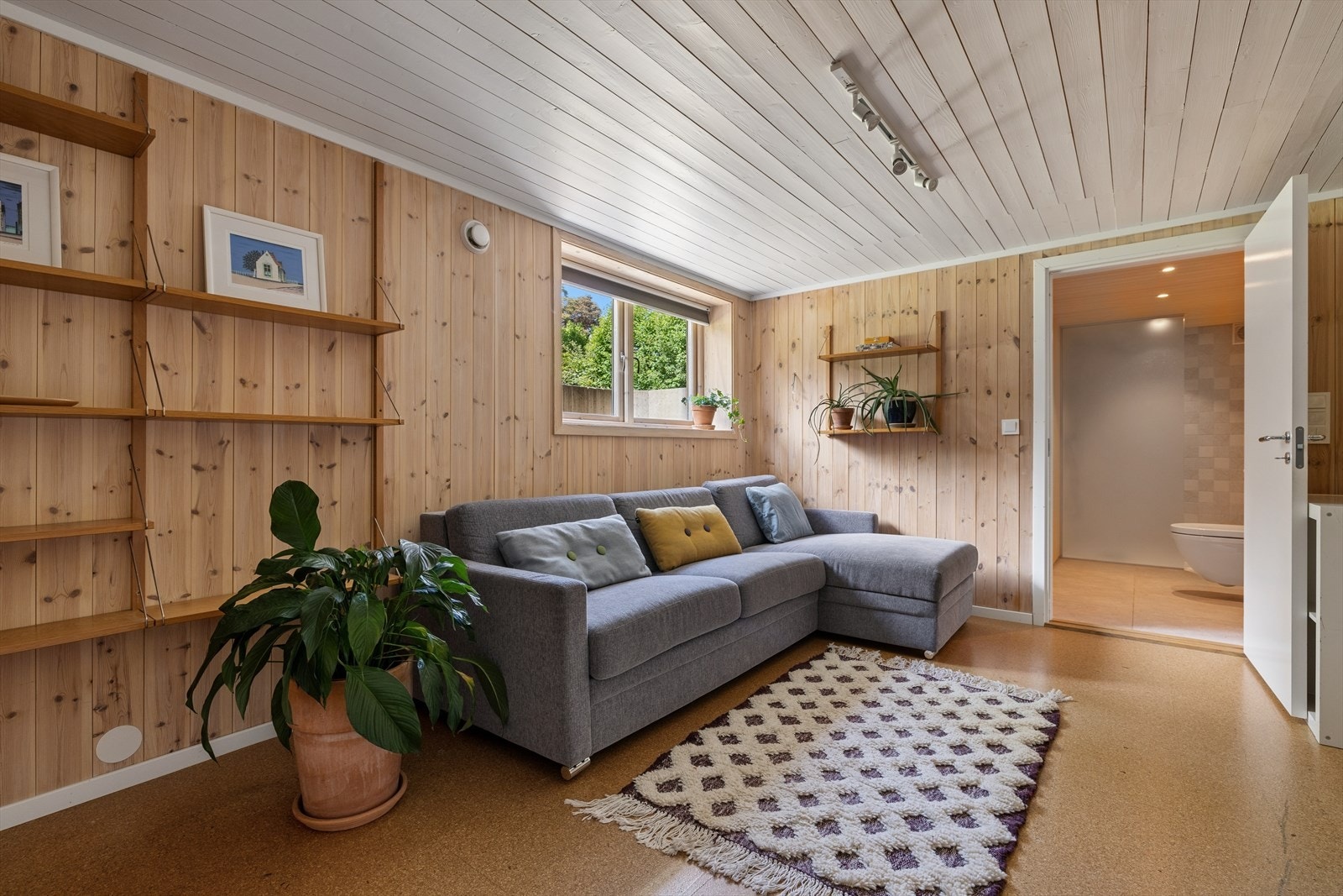 I underetasjen har man en stor og koselig kjellerstue, baderom og badstue! Galleribilde
