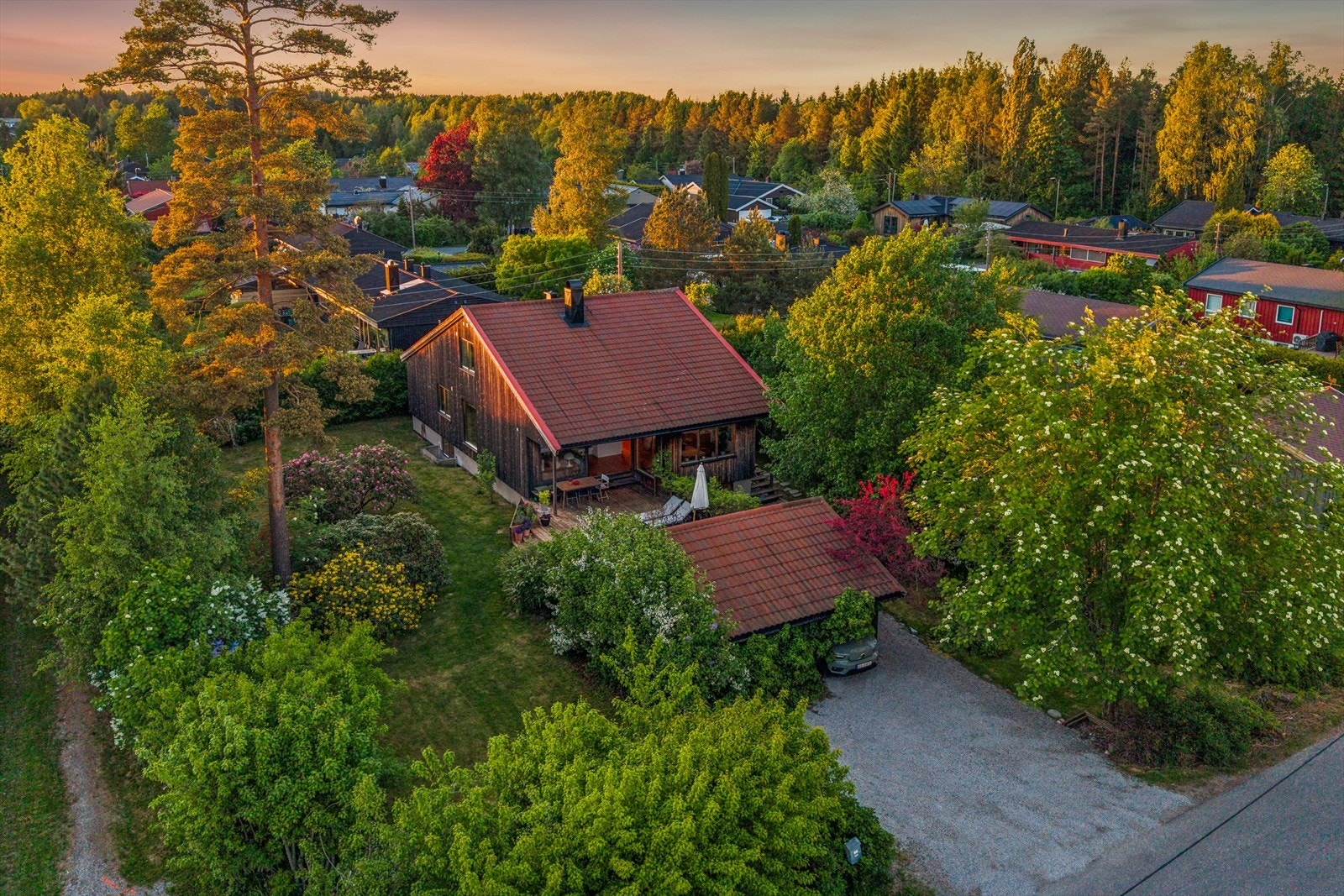 Boligen er omringet av frodige beplantninger! Galleribilde