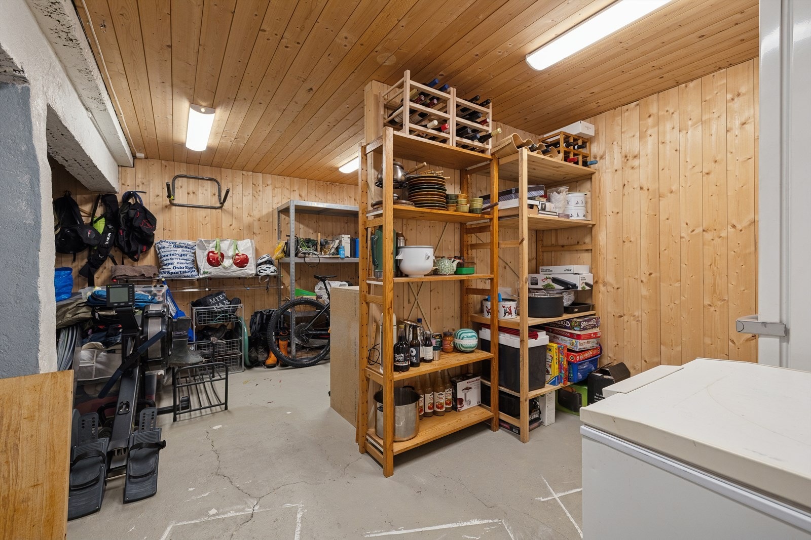 Stort bodareal i underetasjen med god plass til oppbevaring Galleribilde