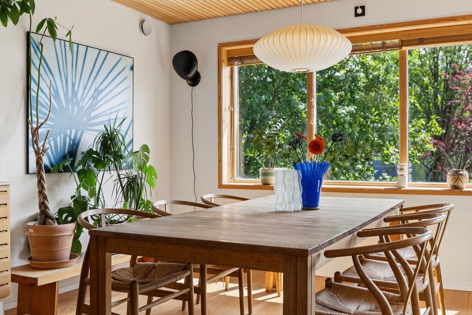 Ved kjøkkenet er det god plass til spisestuebord med plass til flere gjester Galleribilde