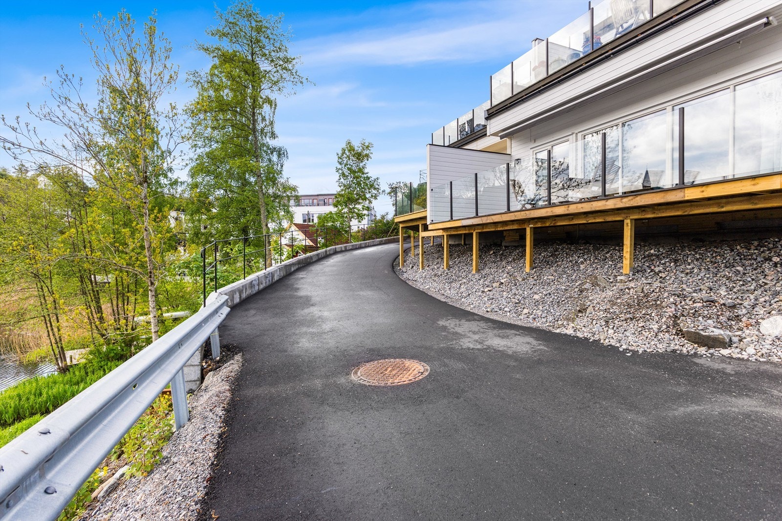 Det er satt opp spiler på verandaen tilhørende leiligheten etter at bilder ble tatt, ref. neste bilde. Galleribilde