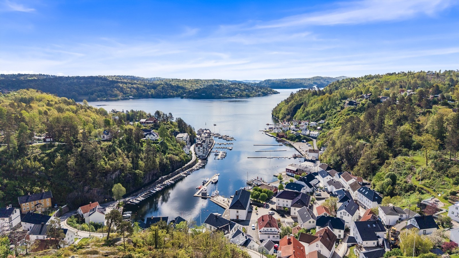 Området byr på kort vei til sjøen og et aktivt båtliv om sommeren. Bilde fra Tvedestrand havn. Galleribilde