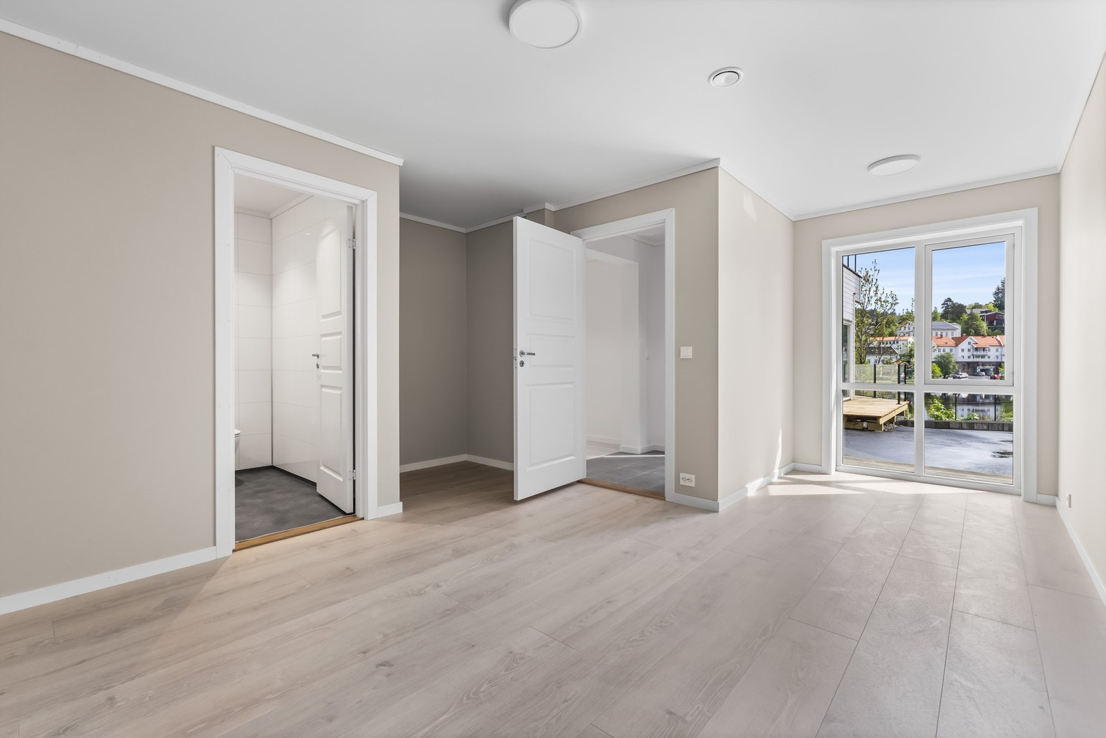 Fra hovedsoverommet er det direkte adkomst til eget bad, og plass til garderobe. Galleribilde
