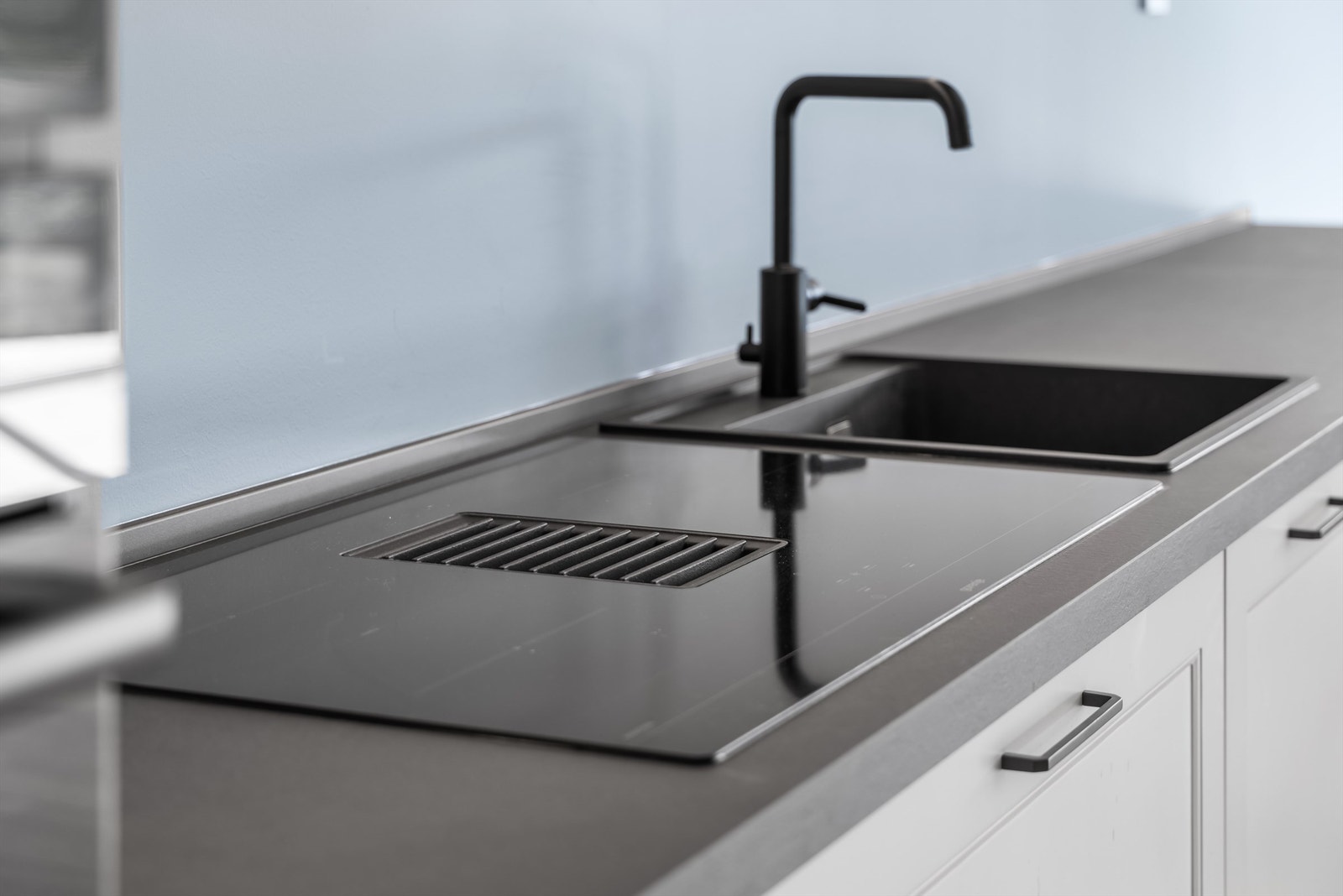 Moderne platetopp med integrert ventilator. Galleribilde