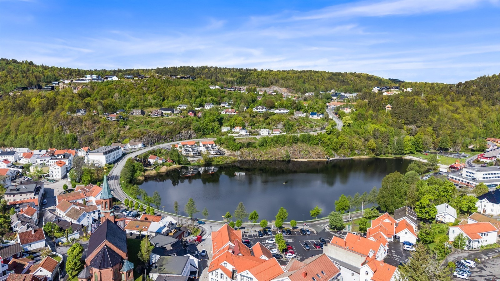 Tvedestrand sentrum og Tjenna badepark like ved. Galleribilde