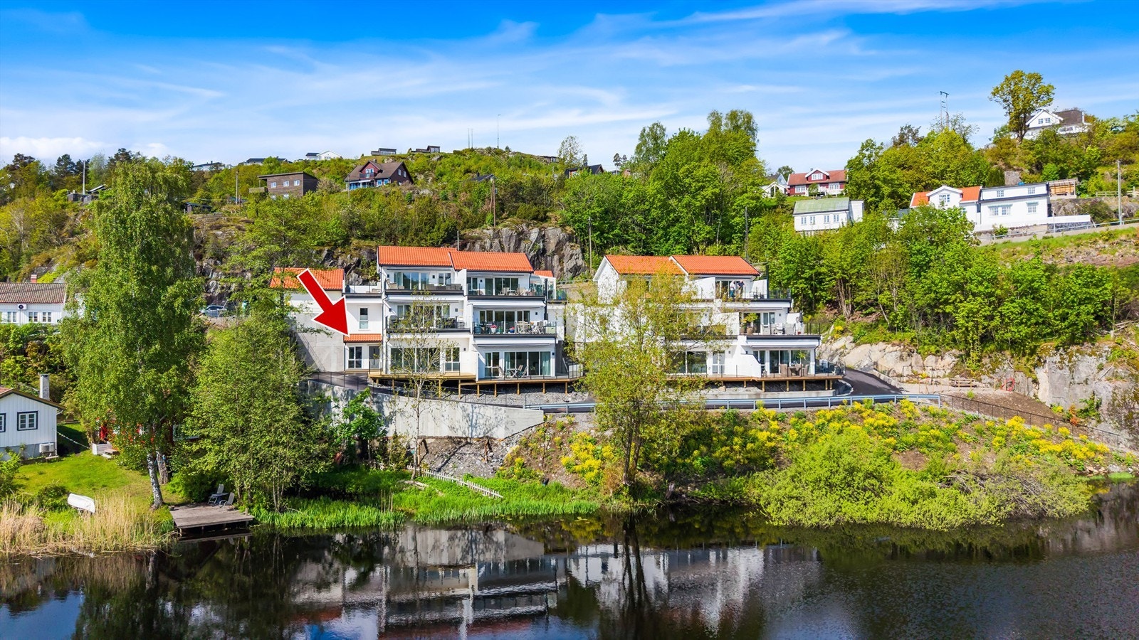 Oversikt over eiendommen og dens unike plassering ved vannet. Galleribilde