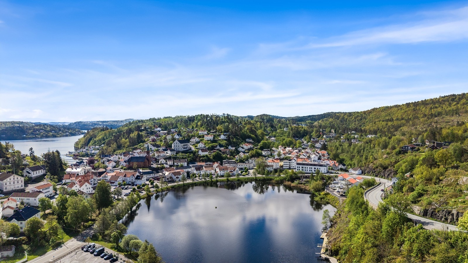 Luftfoto som viser den idylliske beliggenheten ved Tvedestrandfjorden. Galleribilde