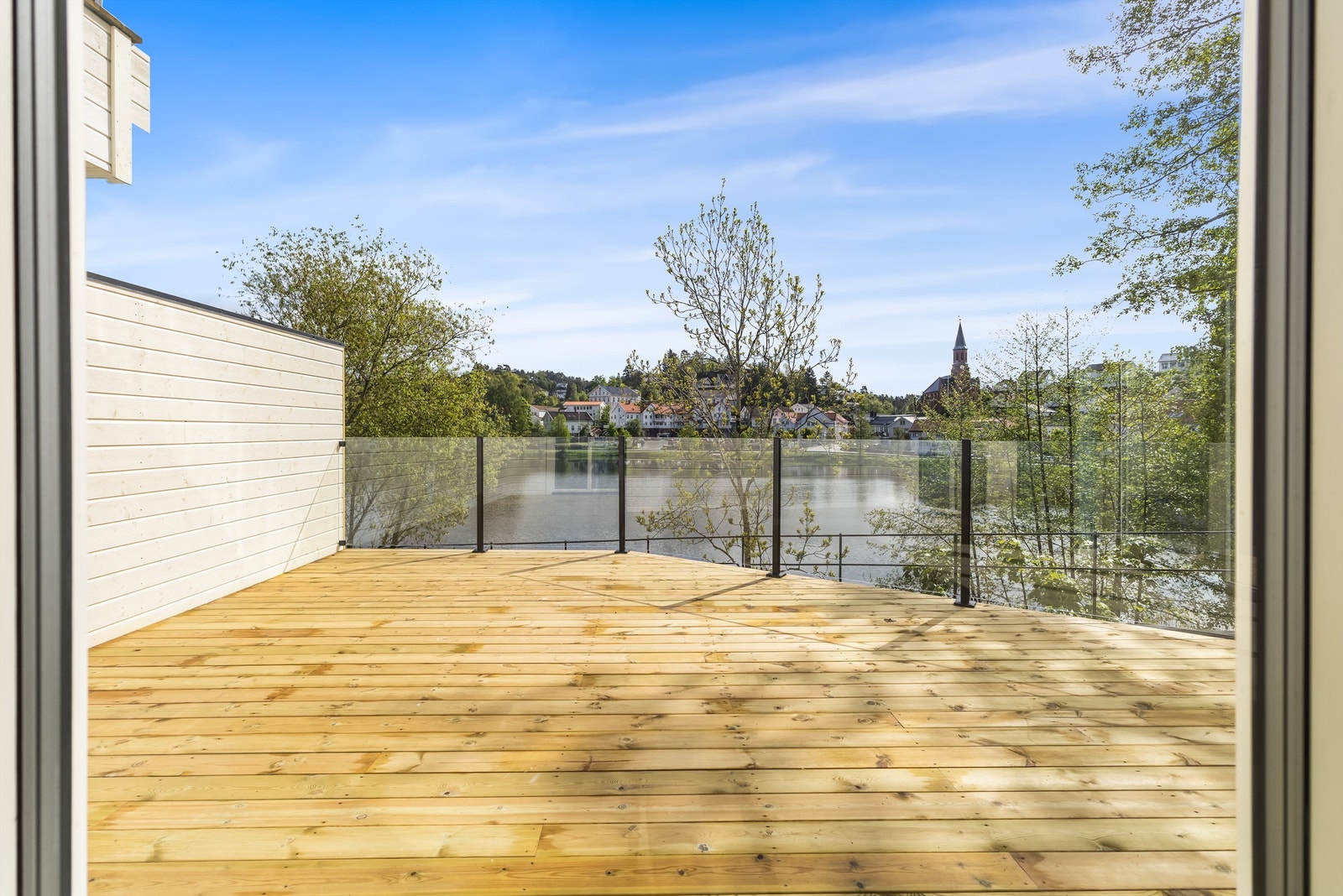 Utsikt over Tjenna og Tvedestrand sentrum fra uteplassen. Galleribilde
