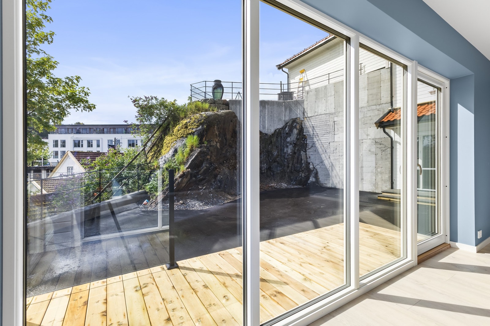 Leiligheten ligger helt i enden, uten gjennomgangstrafikk forbi (endevei). Galleribilde