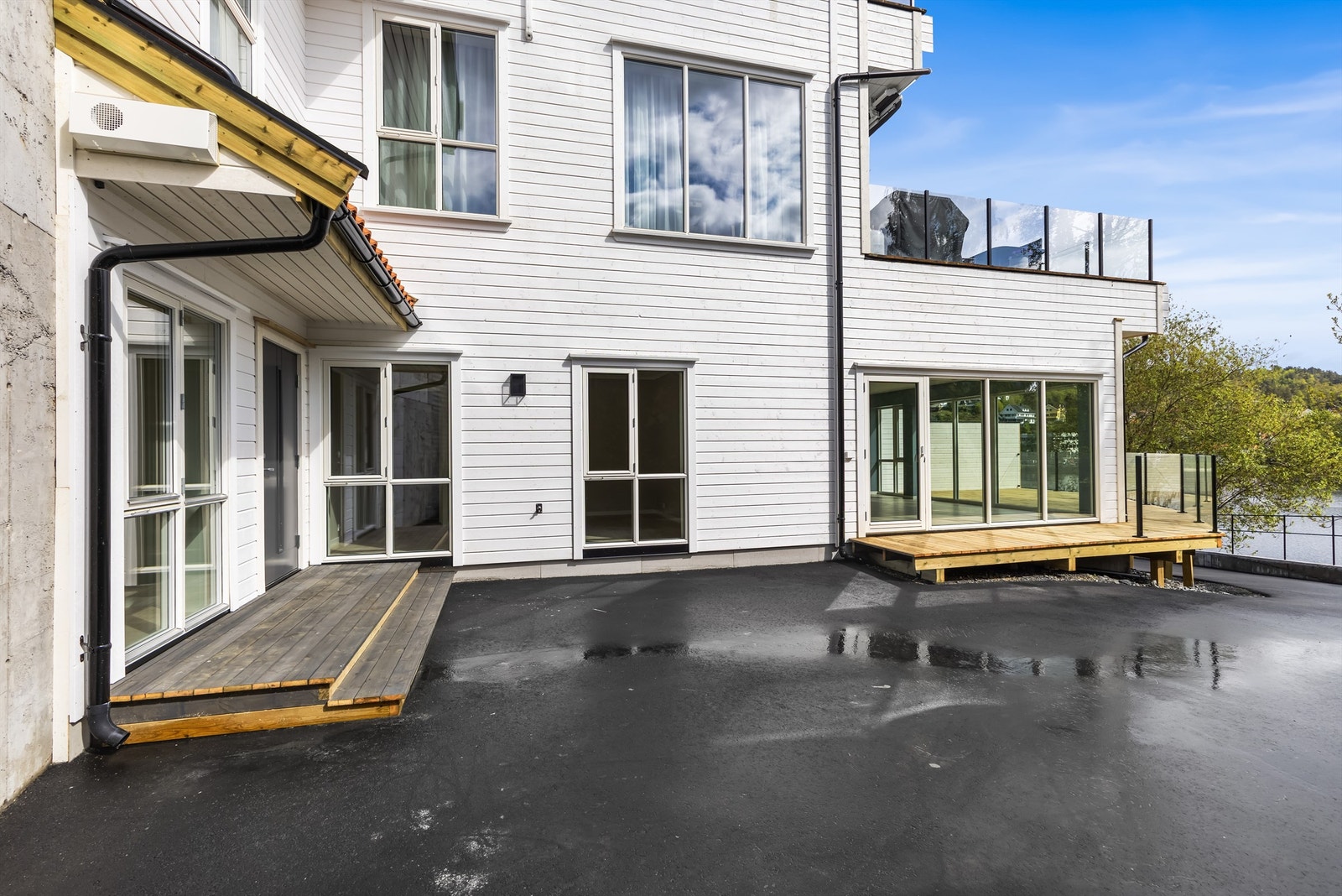 Egen parkeringsplass i tunet rett utenfor leiligheten. Galleribilde