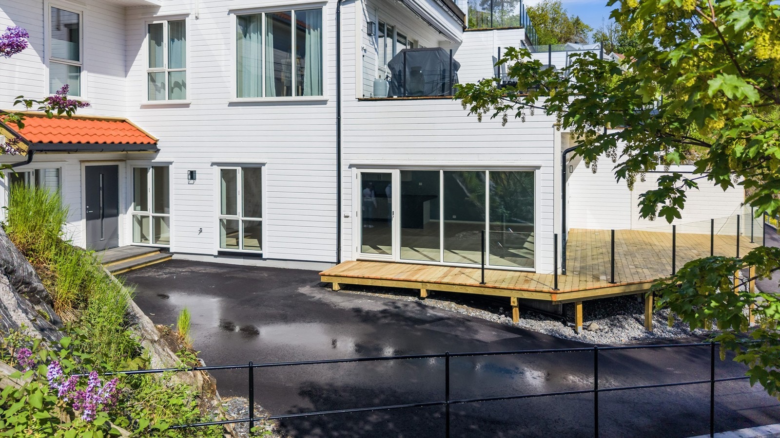 Leiligheten er en del av et sameie med felles uteområde og lekeplass. Uteområdet foran leiligheten er seksjonert tilhørende (begrenset areal som inkluderer terrasse og parkeringsplass (er). Galleribilde