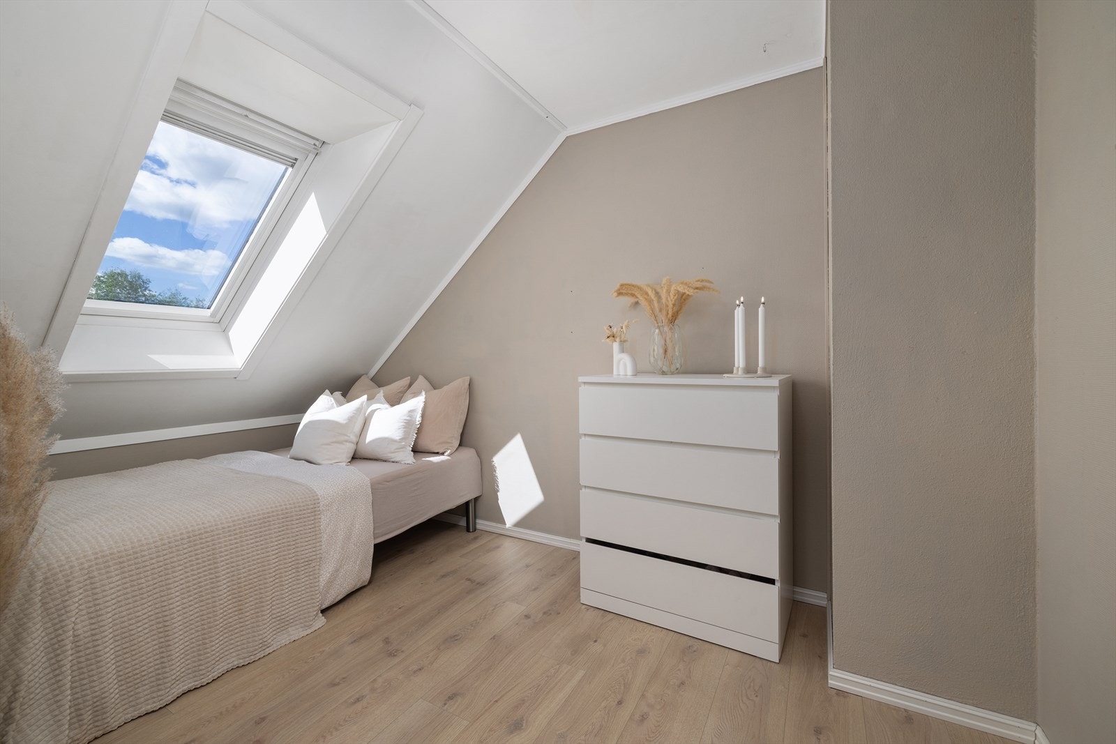 Ett av soverommene har et stort Velux takvindu som gir rikelig med dagslys. Galleribilde
