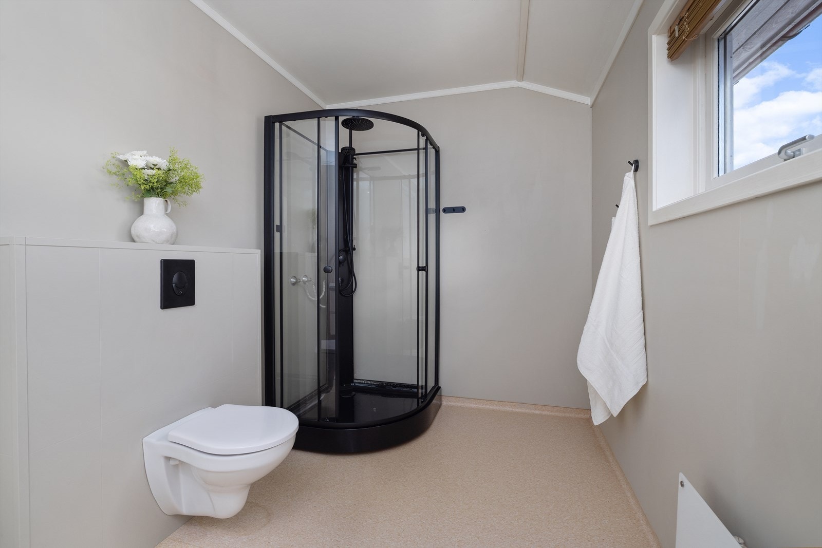 Badet i loftsetasjen har nytt dusjkabinett og vegghengt toalett, begge deler montert i 2023. Galleribilde