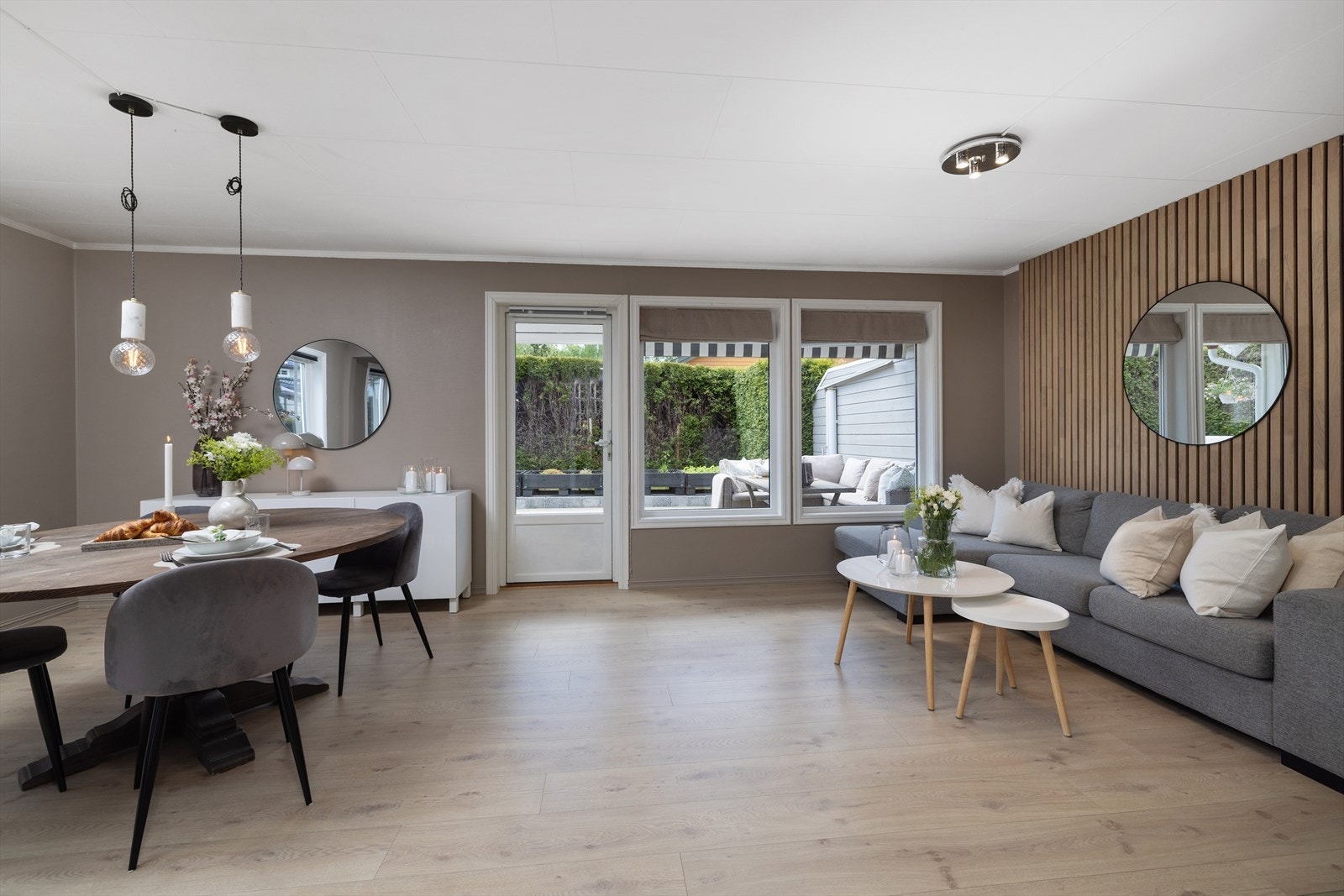 Stuen har en god romfølelse med plass til både en romslig sofagruppe og spisebord. Galleribilde