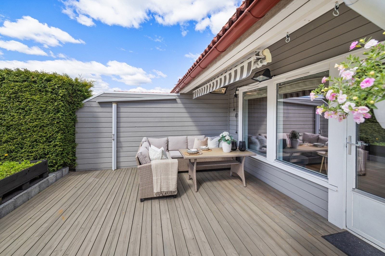 Den delvis overbygde uteplassen har terrassemarkise og direkte utgang fra stuen. Galleribilde