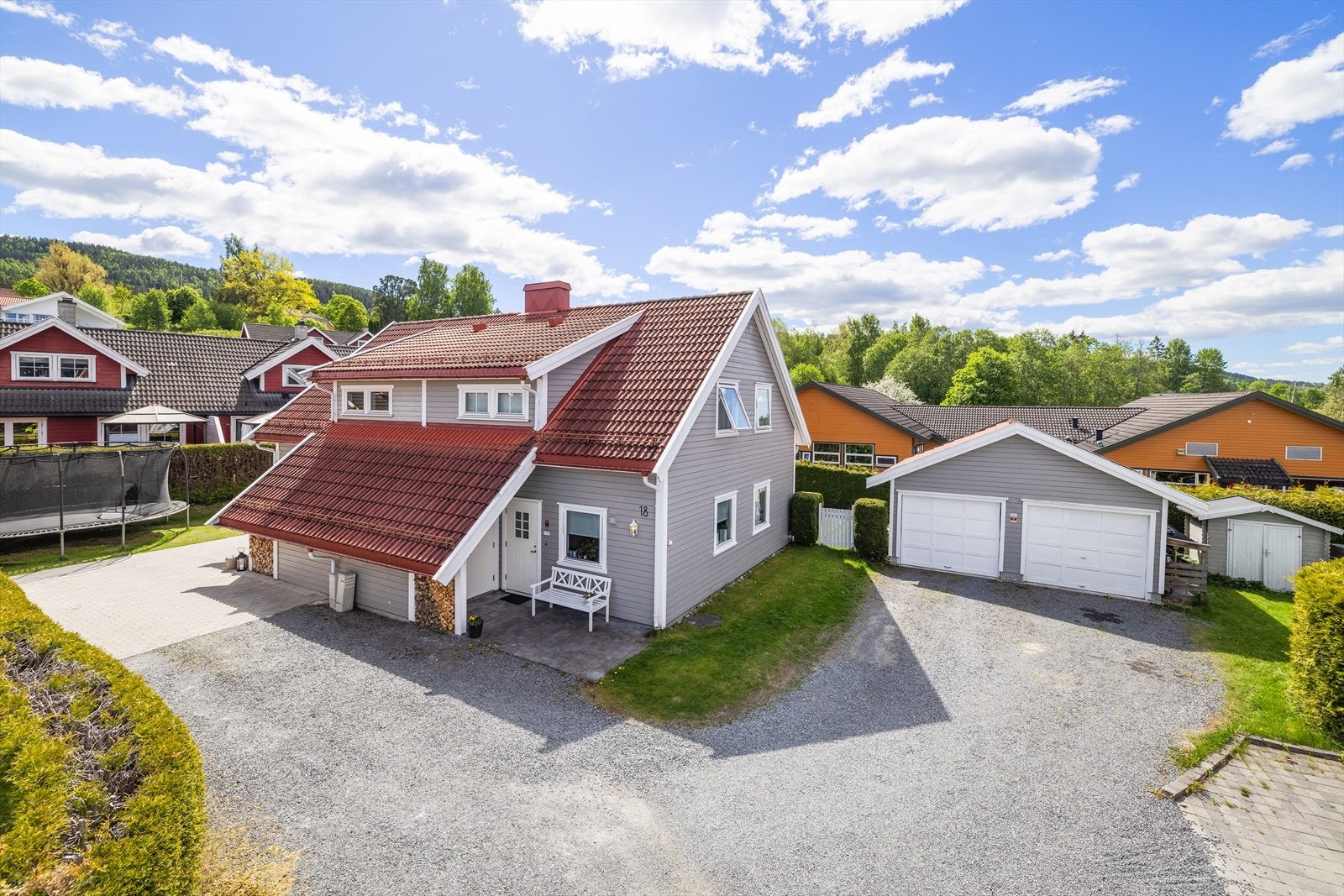 Halvpart av tomannsbolig med åpen løsning og gulvvarme i store deler av første etasje. Galleribilde