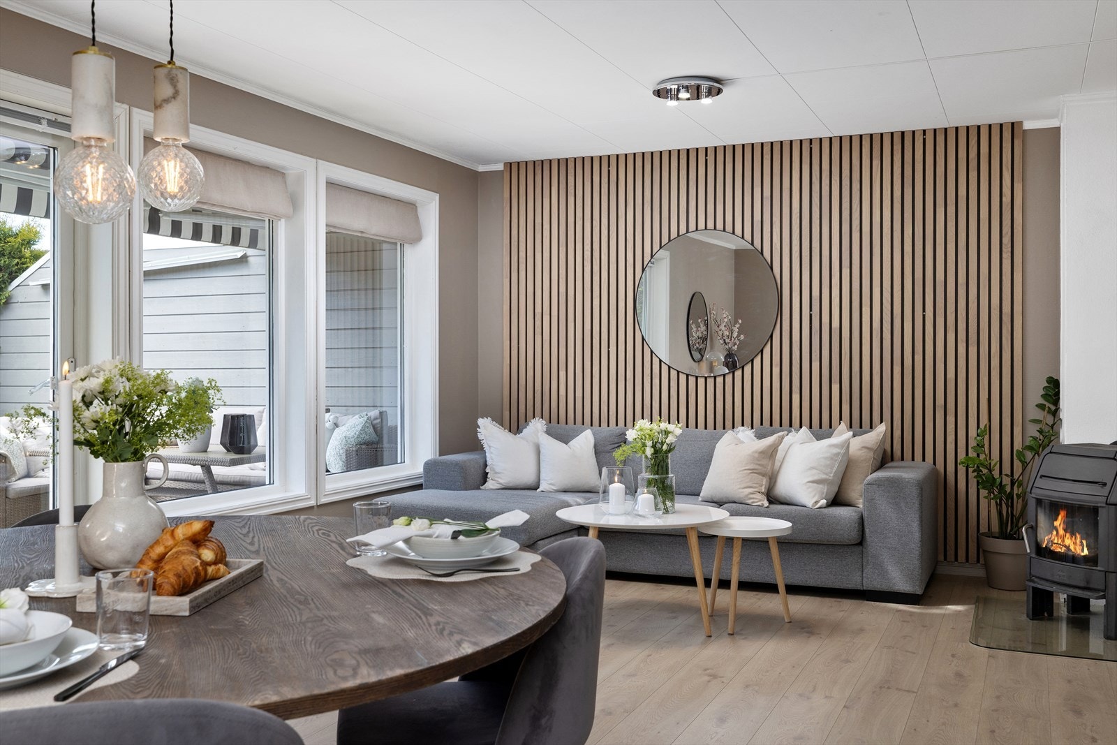 En dekorvegg med spiler gir stuen et moderne og lunt preg. Galleribilde