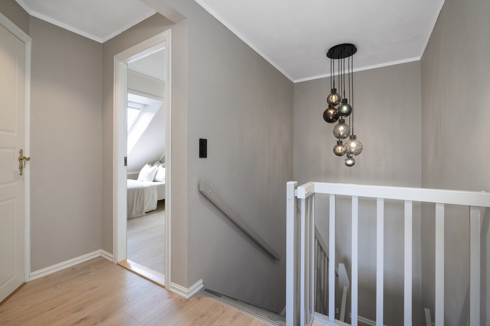 Gangen i loftsetasjen forbinder de tre soverommene og badet, og har loftsluke til kaldtloft. Galleribilde