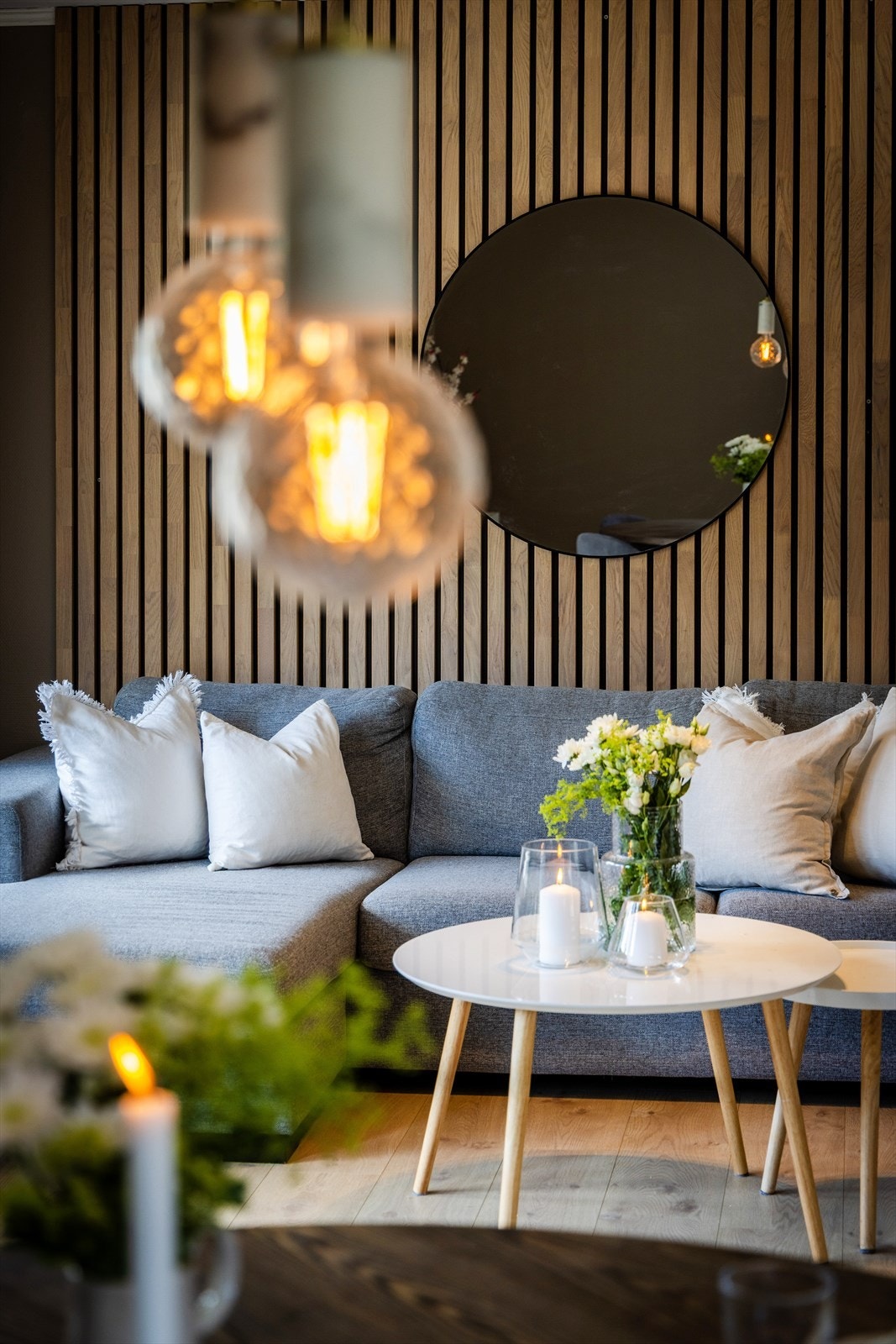 Store vindusflater slipper inn rikelig med dagslys og gir god sikt mot uteområdet. Galleribilde