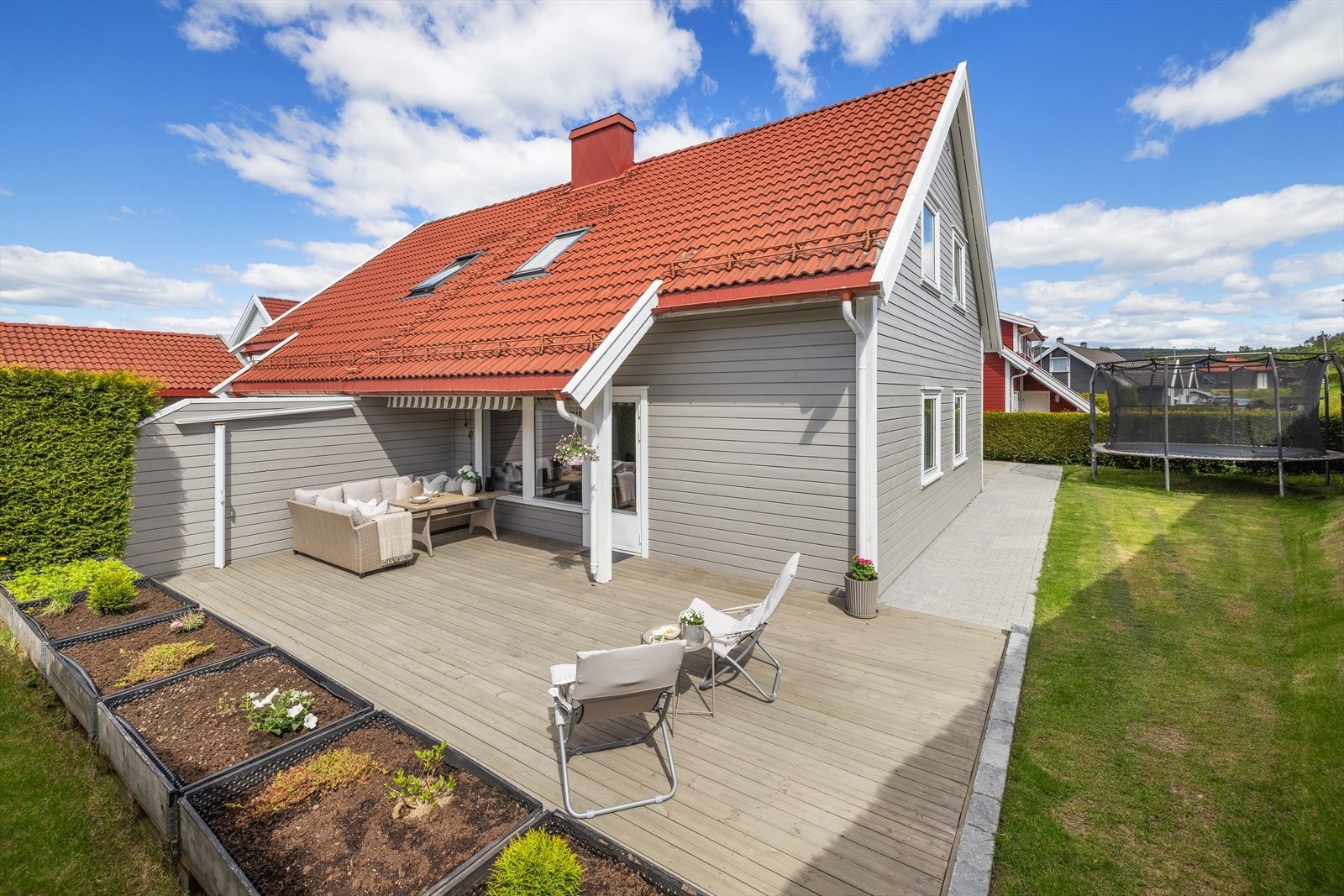Vestvendt eiendom med en stor terrasse på 35 m², bygget i 2022. Herfra er det kort gangavstand til barnehage, skole og badeplass. Galleribilde