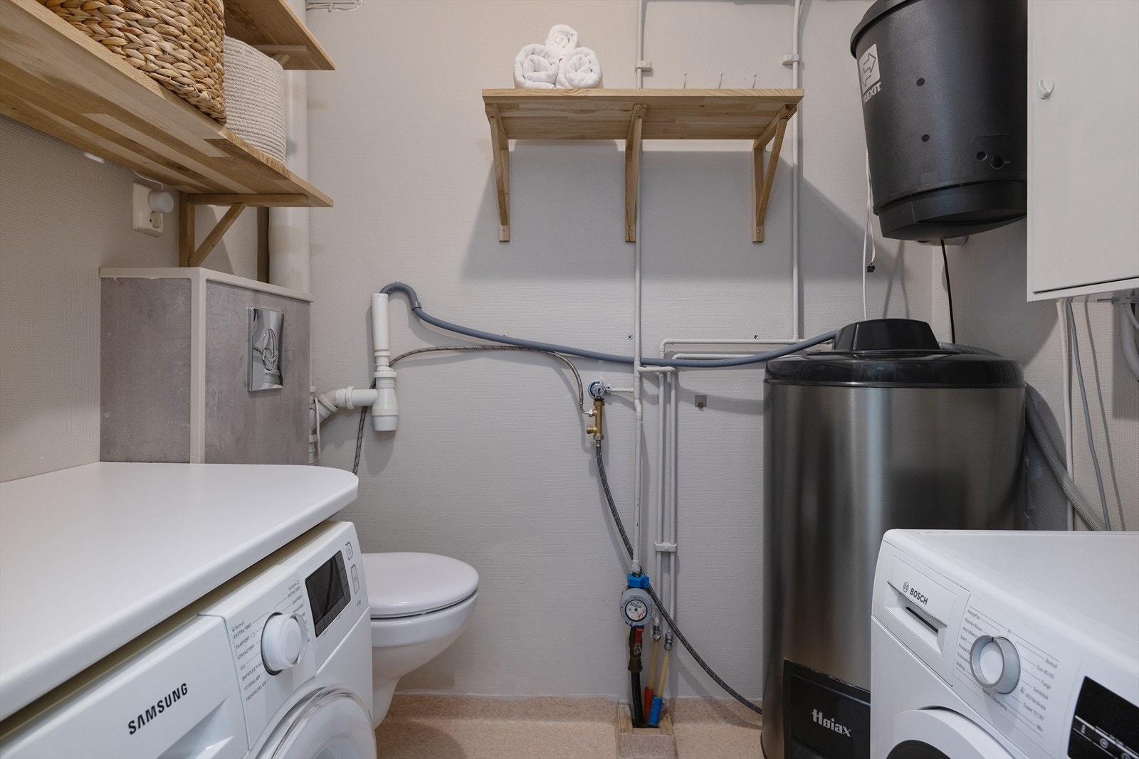 Det fremgår av godkjent tegningene at bod i 1 etasje er innredet og tatt i bruk som teknisk rom, wc, vaskerom. Bruksendringen er søknadspliktig til kommunen og ikke opplyst omsøkt. Galleribilde