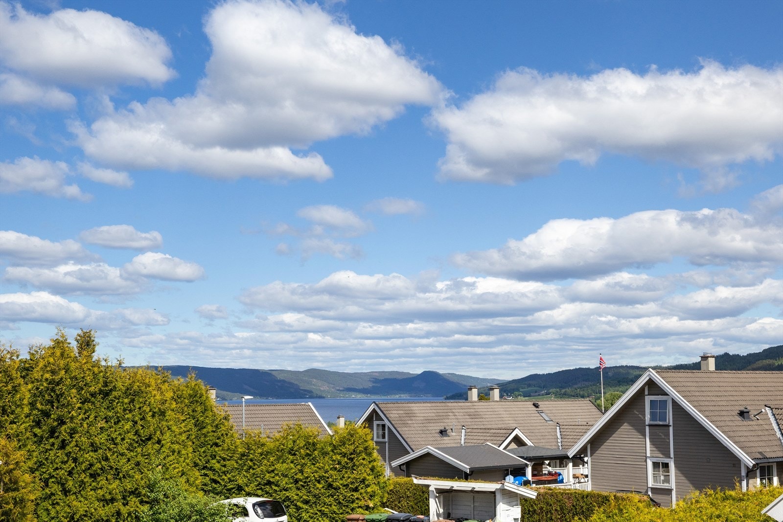 Fra eiendommen er det utsikt mot Randsfjorden og de omkringliggende åsene. Galleribilde