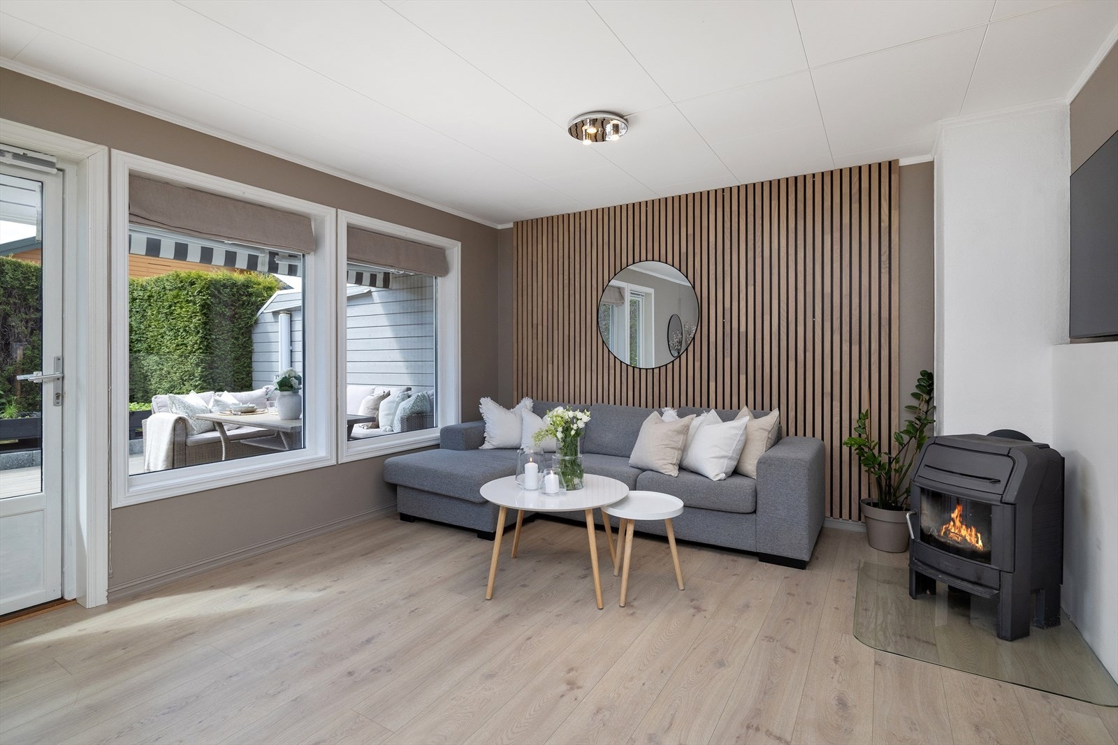 Vedfyrt peisovn i stuen gir ekstra varme og hygge på kalde dager. Galleribilde