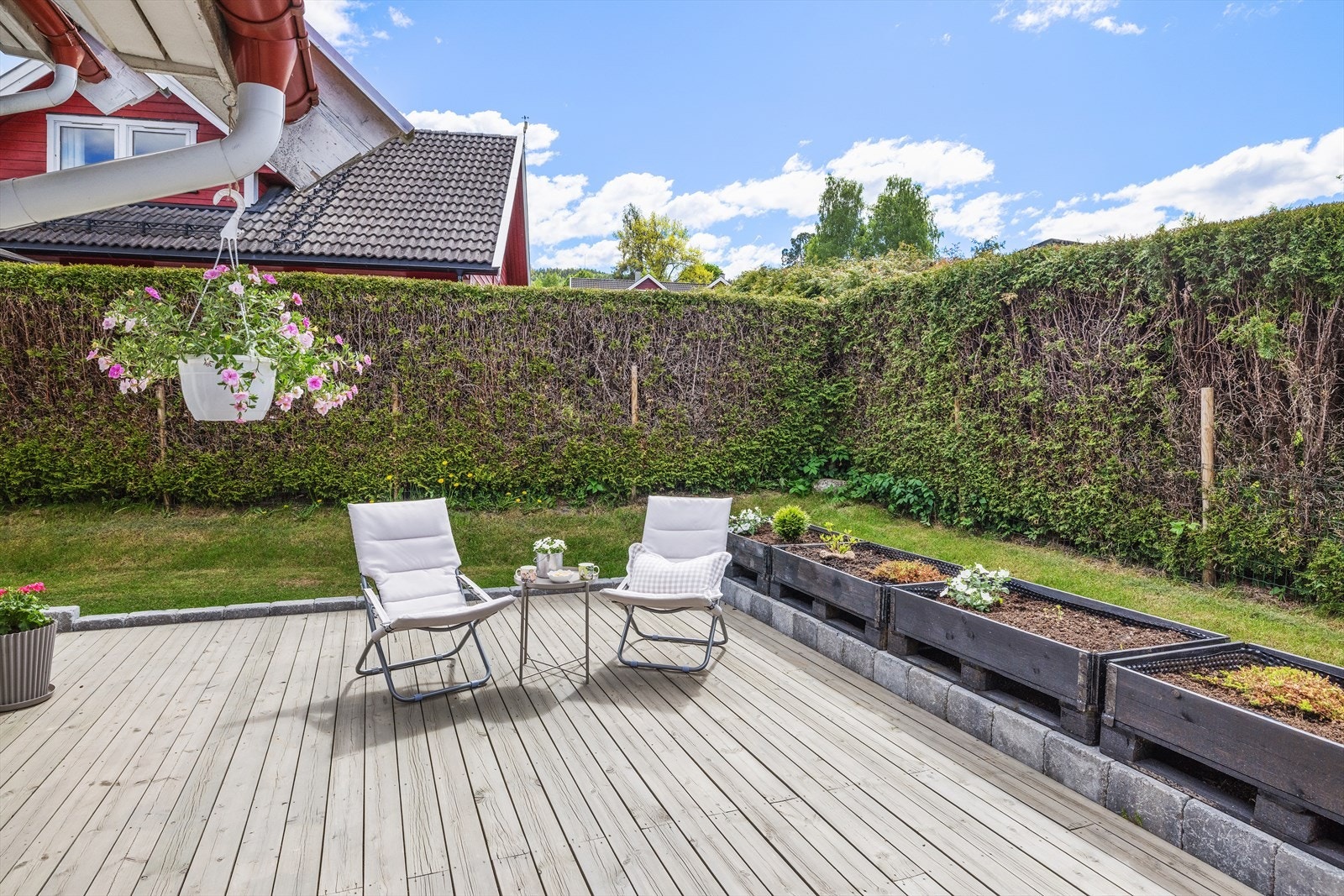 Terrassen er skjermet med levegg og tujahekk, og har god plass til utemøbler og beplantning. Galleribilde
