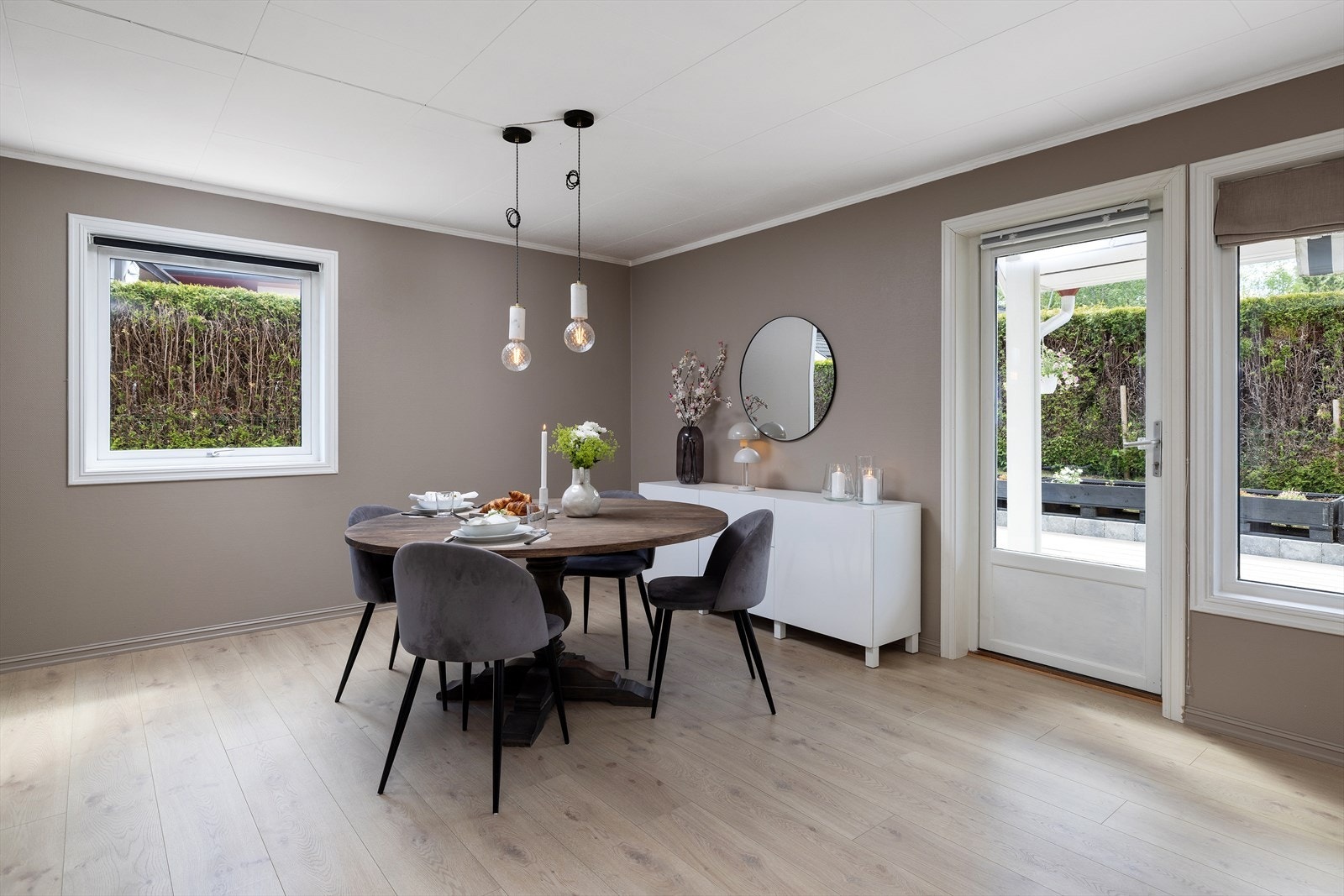 Spisestuen har god plass til et stort spisebord og har direkte utgang til terrassen. Galleribilde