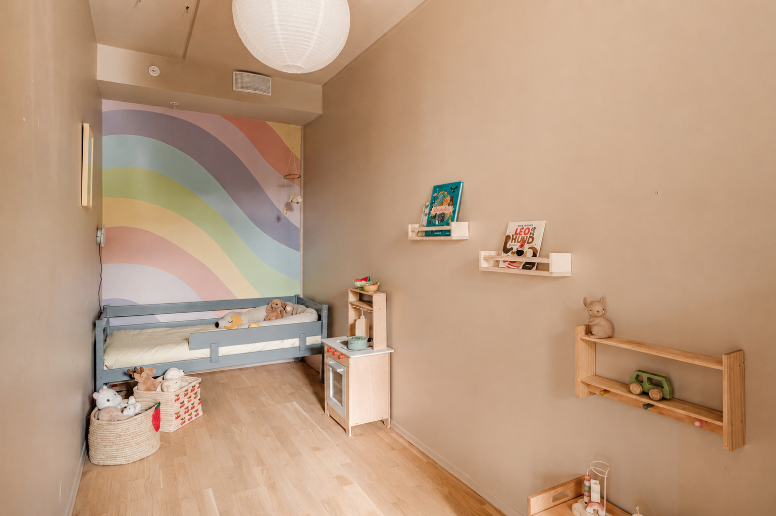 Rommet er i dag innredet som barnerom, men har tidligere fungert som både gjesterom og kontor. Galleribilde