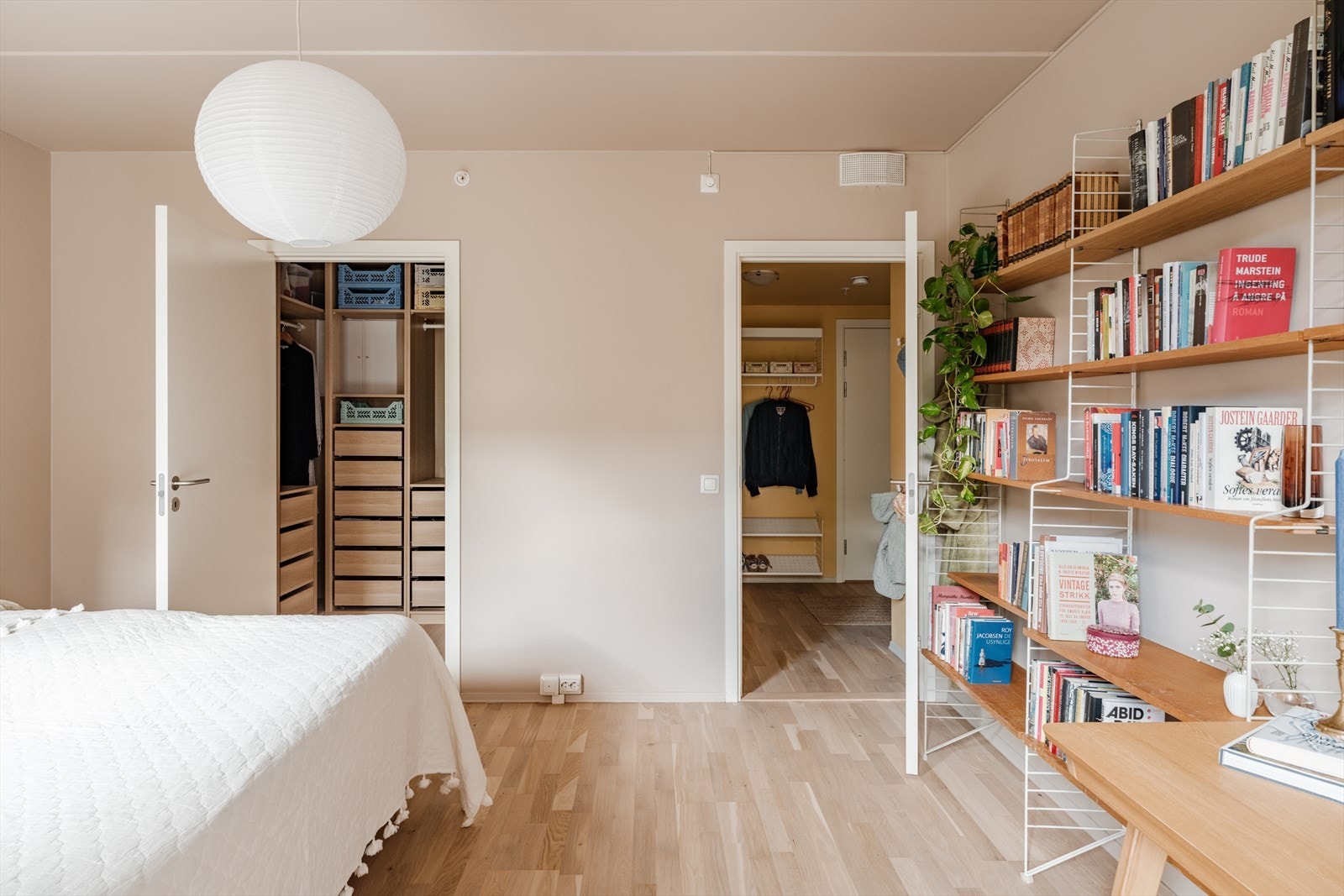 Herfra er det tilgang til omkledningsrom/bod med gode oppbevaringsmuligheter. Galleribilde