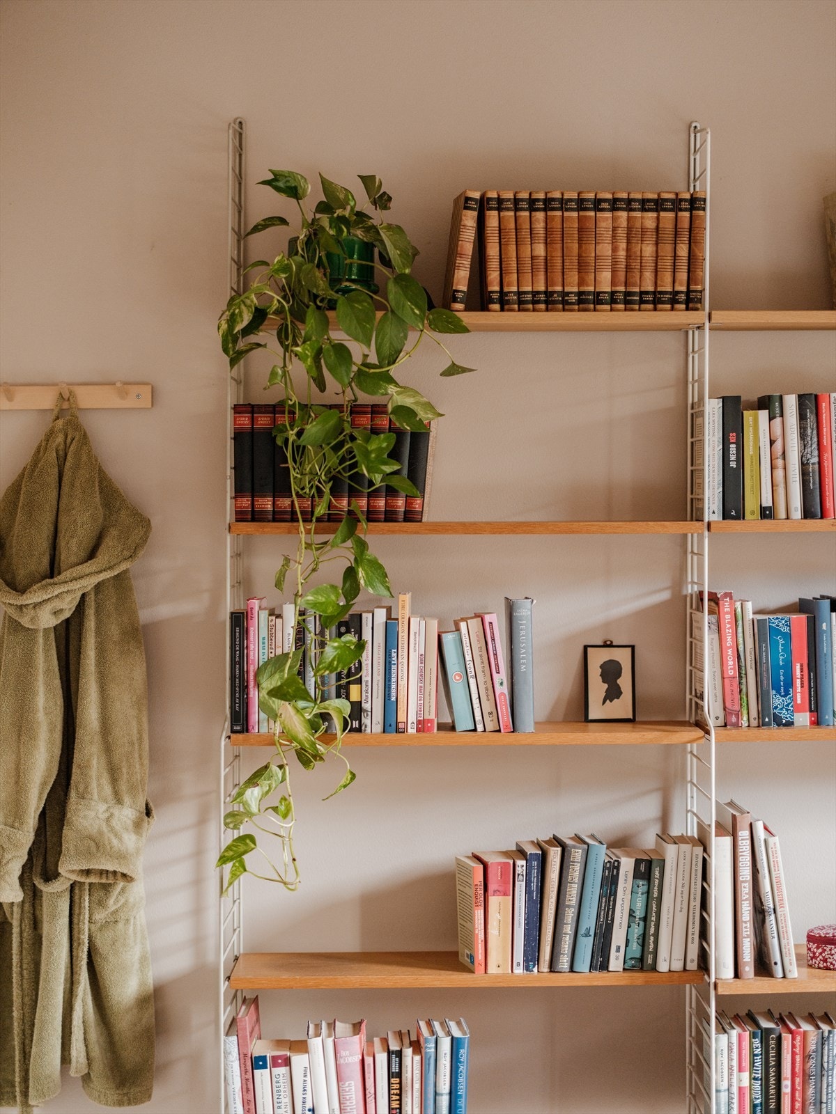 I tillegg har man god plass til diverse oppbevaringsmøbler og skrivebord. Galleribilde