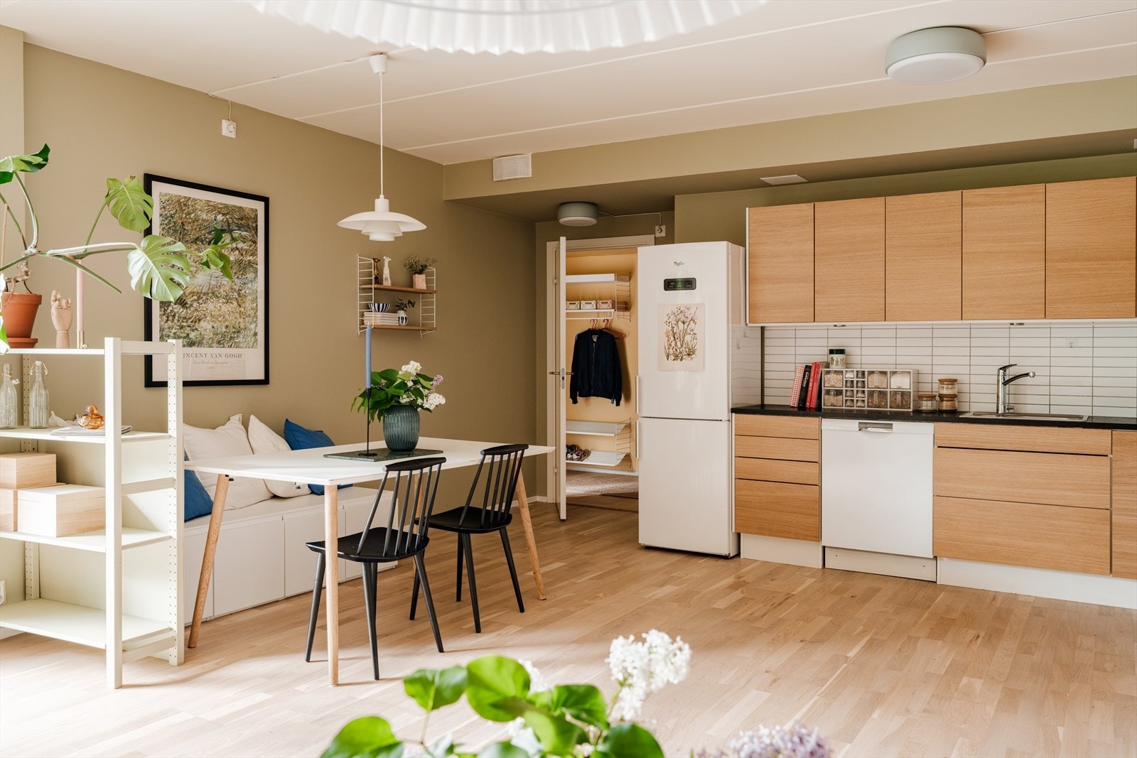 Her har man godt med skap- og benkeplass, samt naturlig plass til stort spisebord. Galleribilde