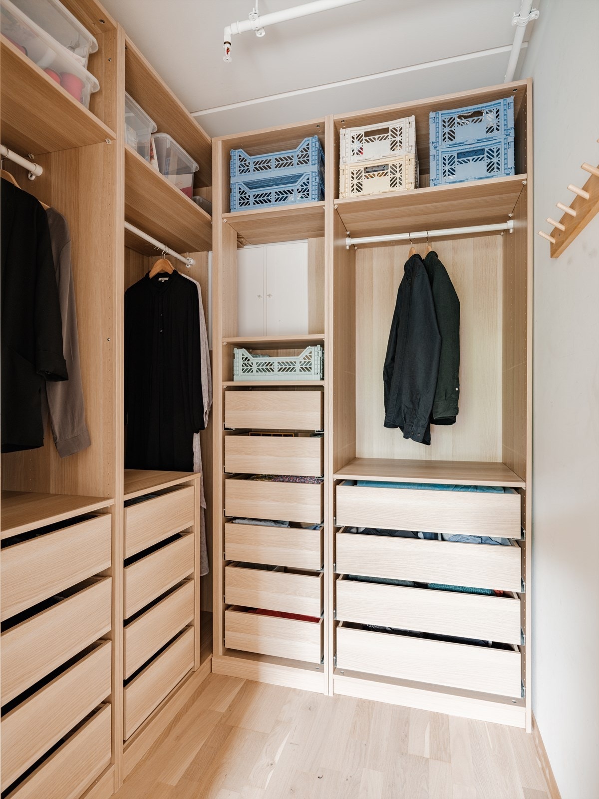 Meget praktisk med teknisk rom som er omgjort til walk-in-closet. Galleribilde
