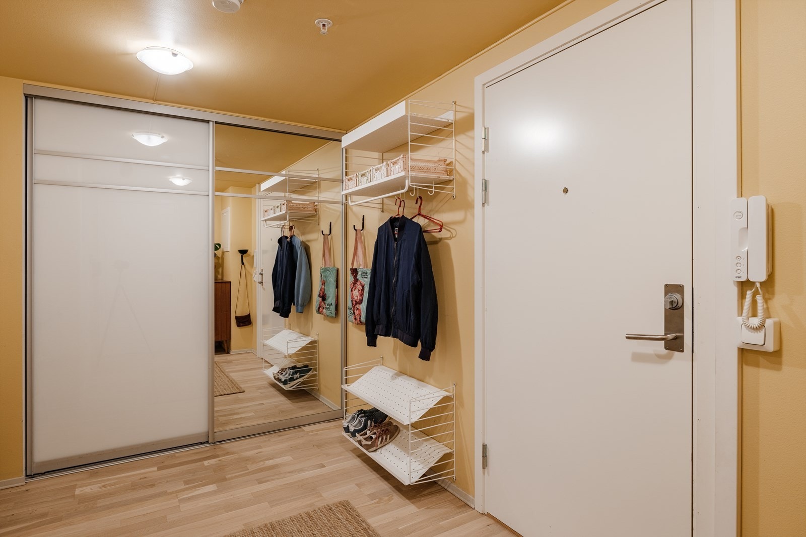 Entreen er innredet med stor skyvedørsgarderobe som gir godt med lagringsplass. Galleribilde