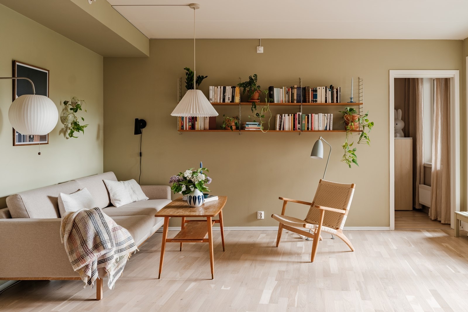 God plass til to sofaer eller hjørnesofa. Naturlig plass til vegghengt TV eller hylleseksjon hvis det er ønskelig. Galleribilde