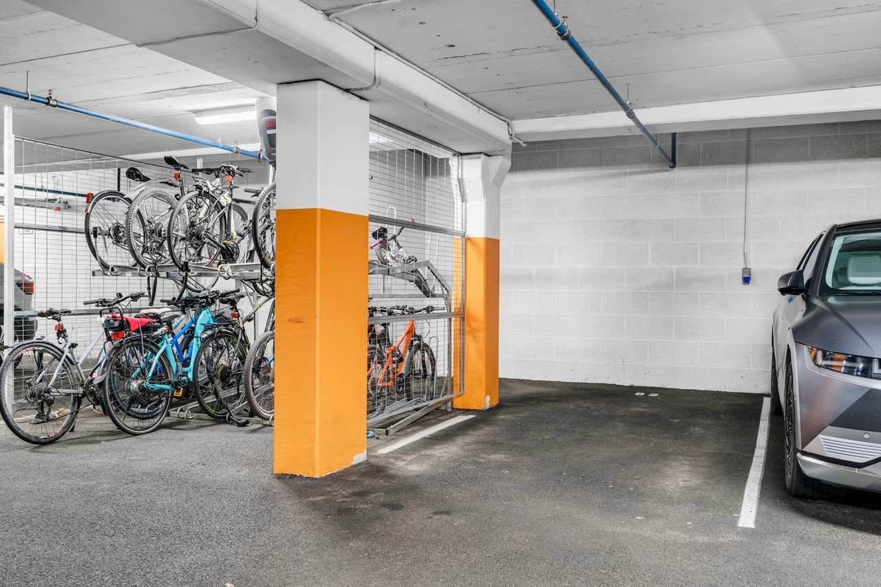 Garasjeplass i kjelleren. Galleribilde