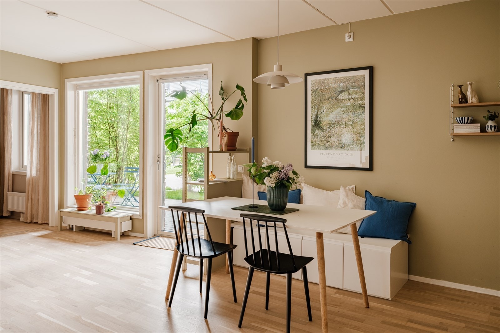 Legg merke til de store og herlige vindusflatene mot uteplassen. Galleribilde